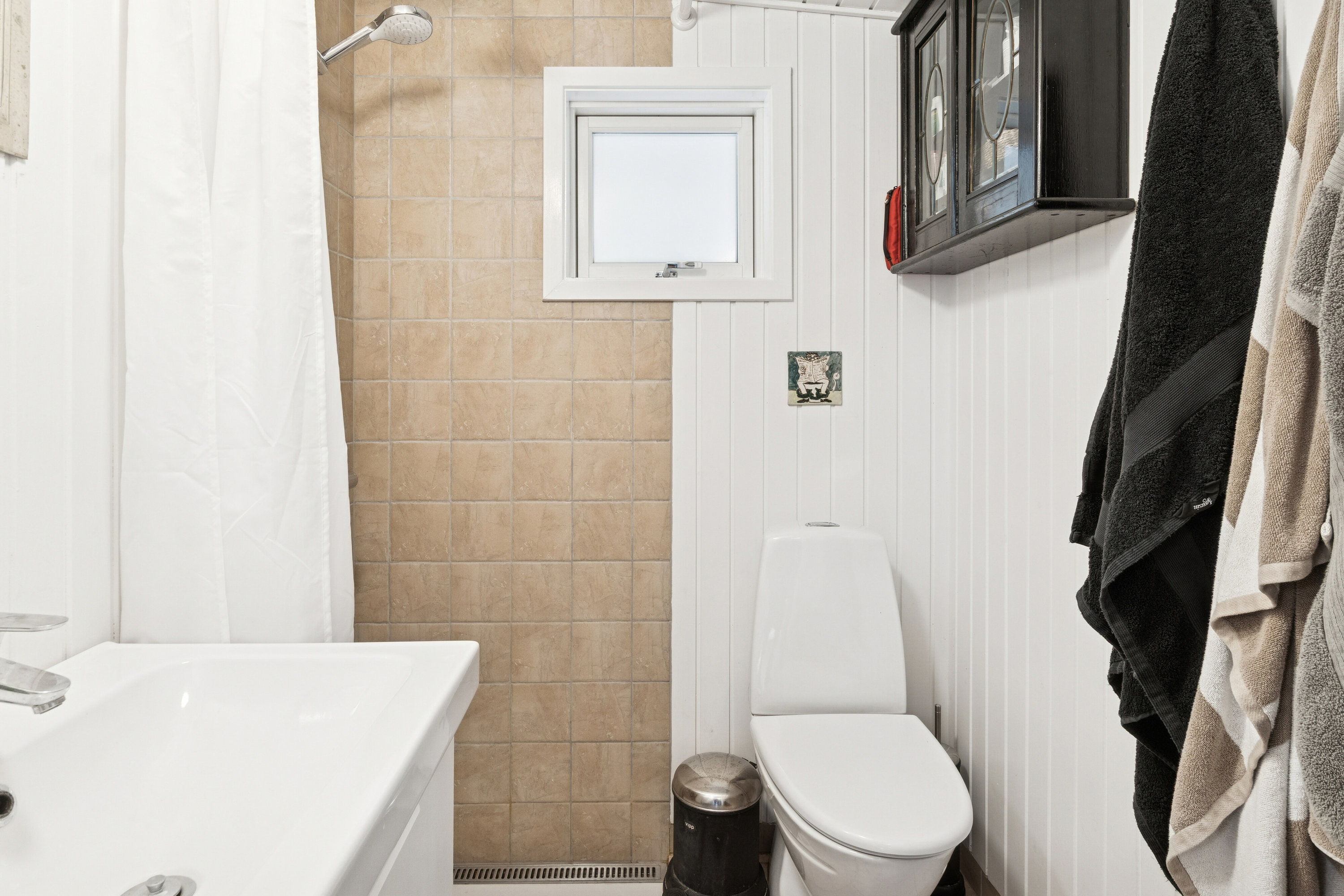 Fremhævet badeværelse billede i fuldskærmstilstand. Billede af Holger Andresens Vænge 11, 4581 Rørvig