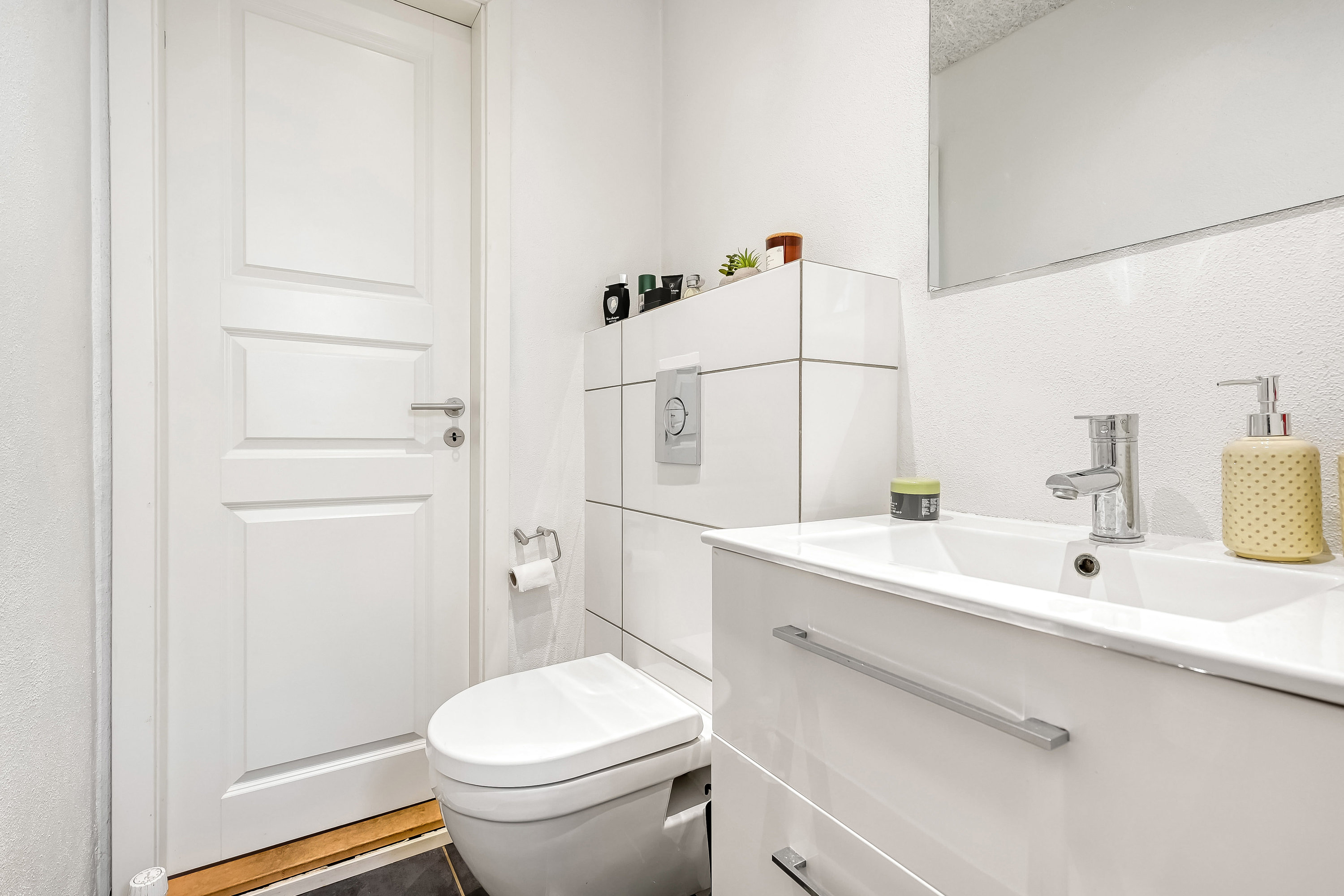 Fremhævet toilet billede i fuldskærmstilstand. Billede af Højlunds Alle 17, 6710 Esbjerg V