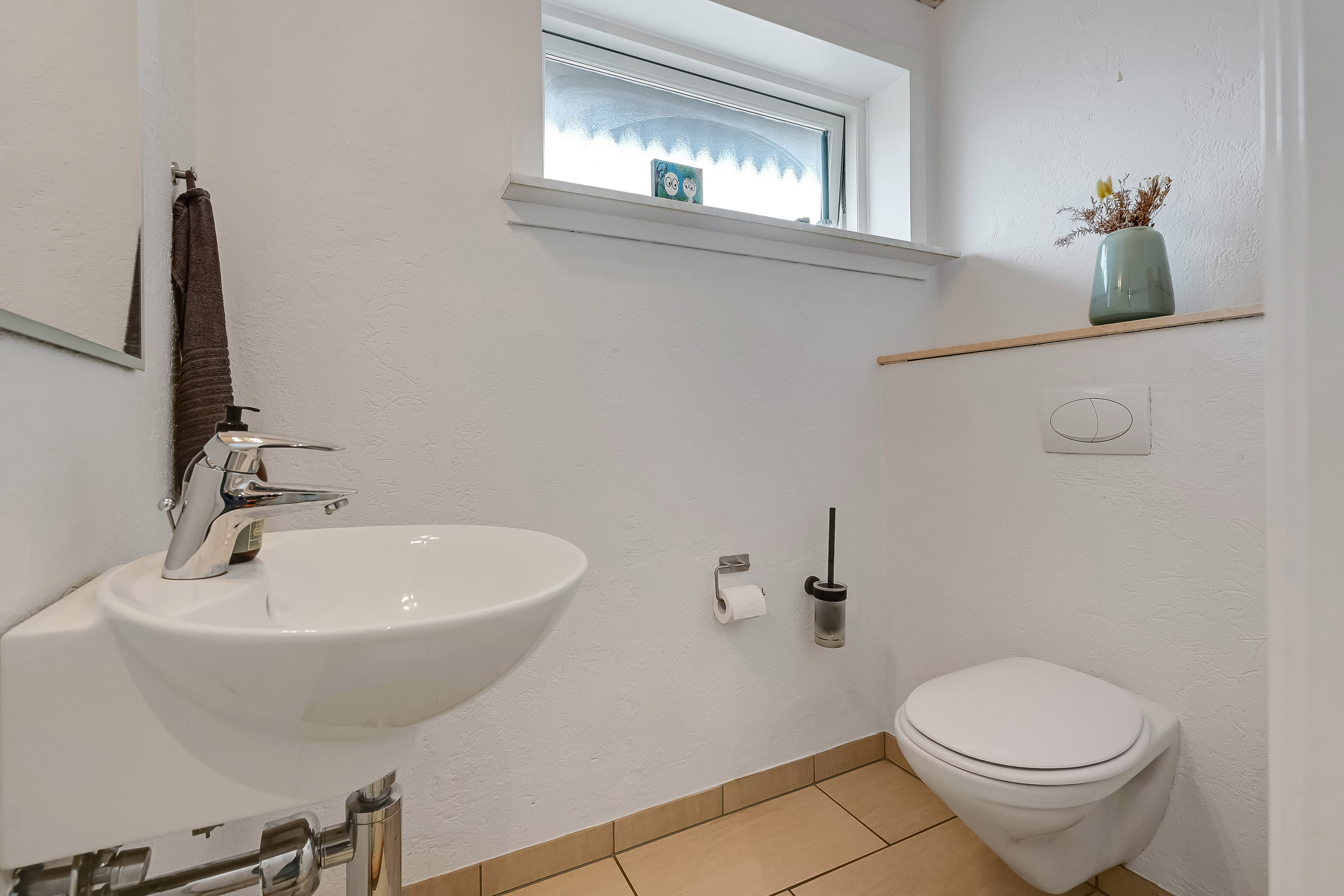 Fremhævet toilet billede i fuldskærmstilstand. Billede af Ryttervænget 12, Hjerting, 6710 Esbjerg V