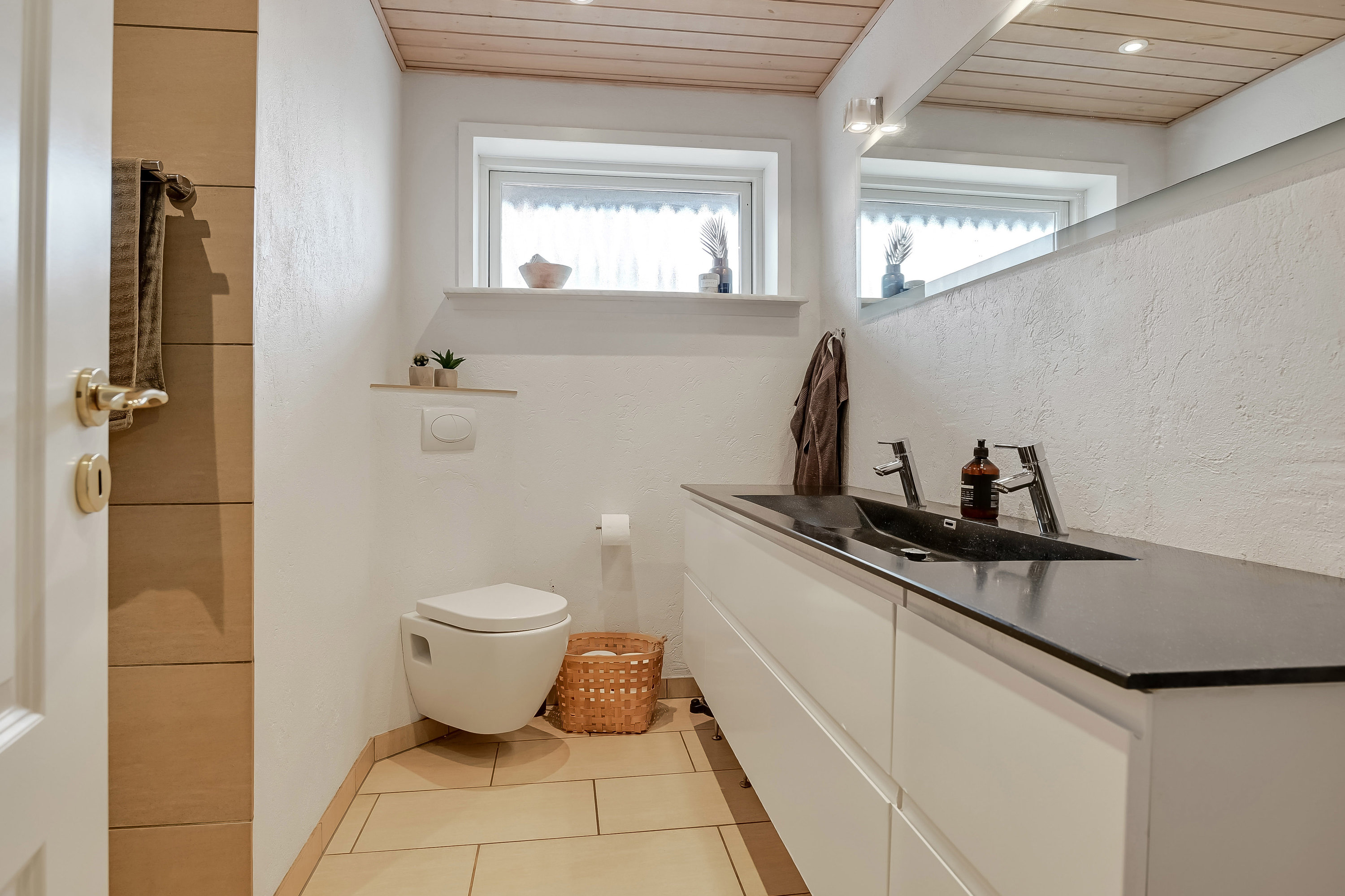 Fremhævet toilet billede i fuldskærmstilstand. Billede af Ryttervænget 12, Hjerting, 6710 Esbjerg V