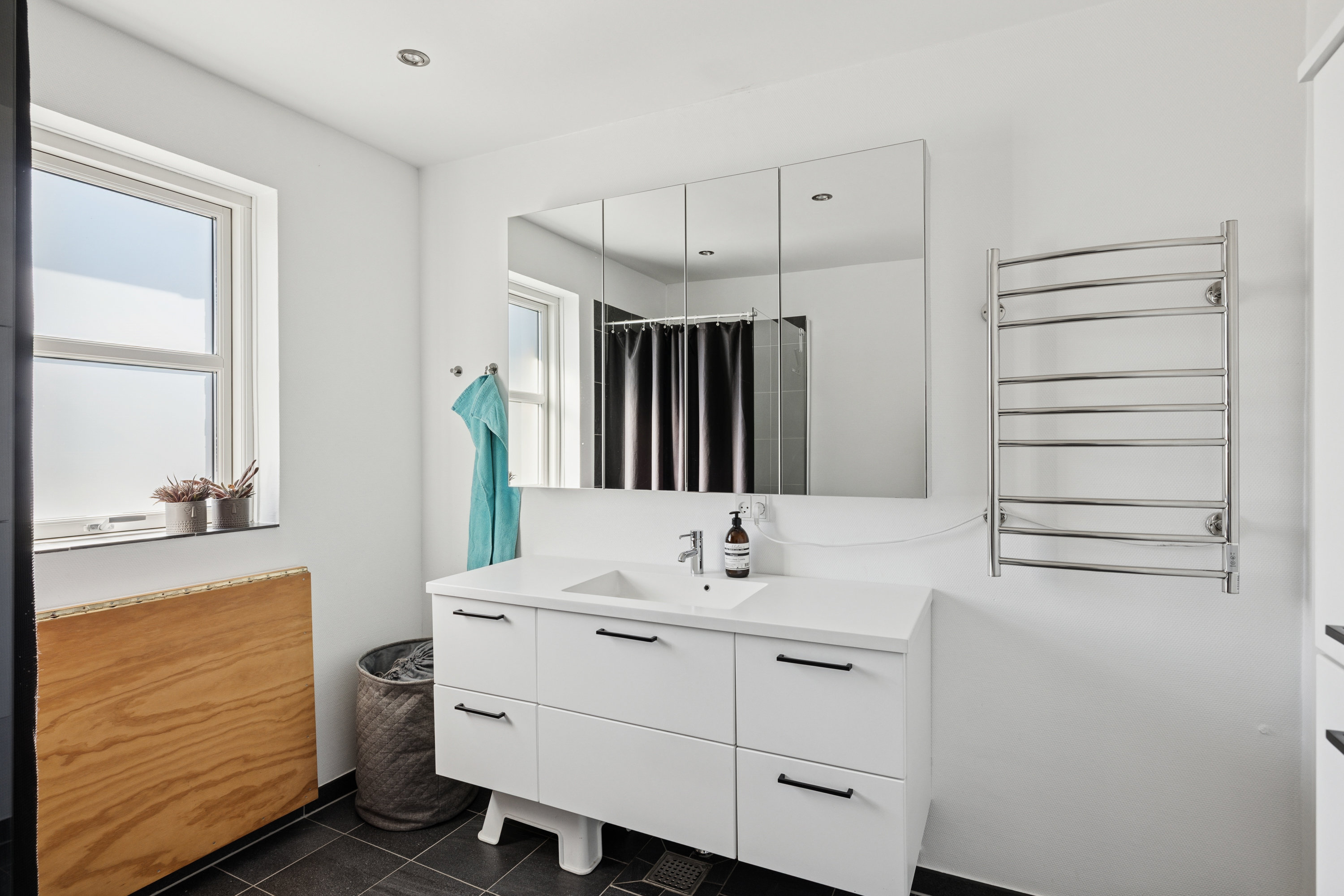 Fremhævet badeværelse billede i fuldskærmstilstand. Billede af Nyvænget 4, Sparkær, 8800 Viborg