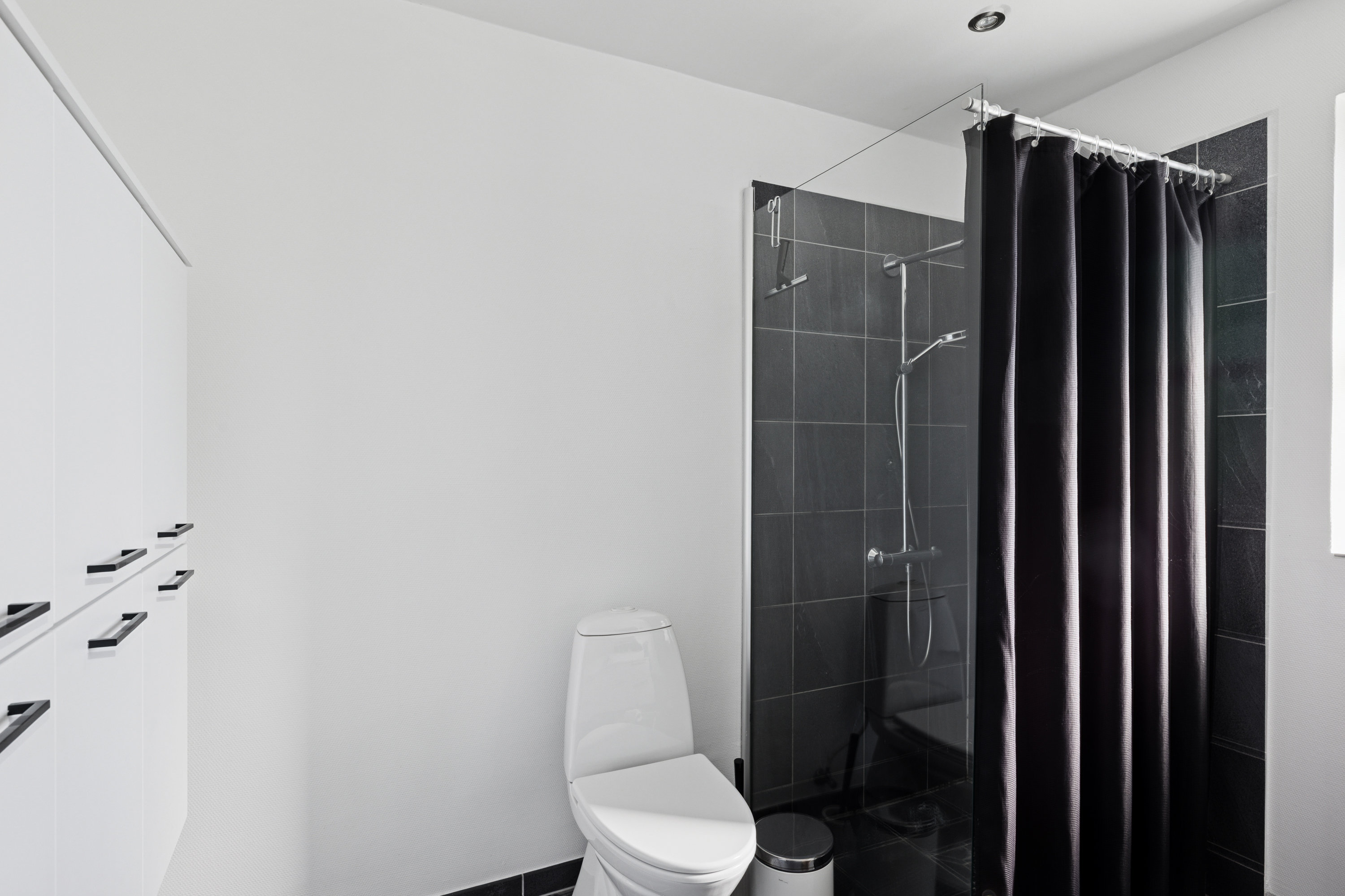 Fremhævet badeværelse billede i fuldskærmstilstand. Billede af Nyvænget 4, Sparkær, 8800 Viborg