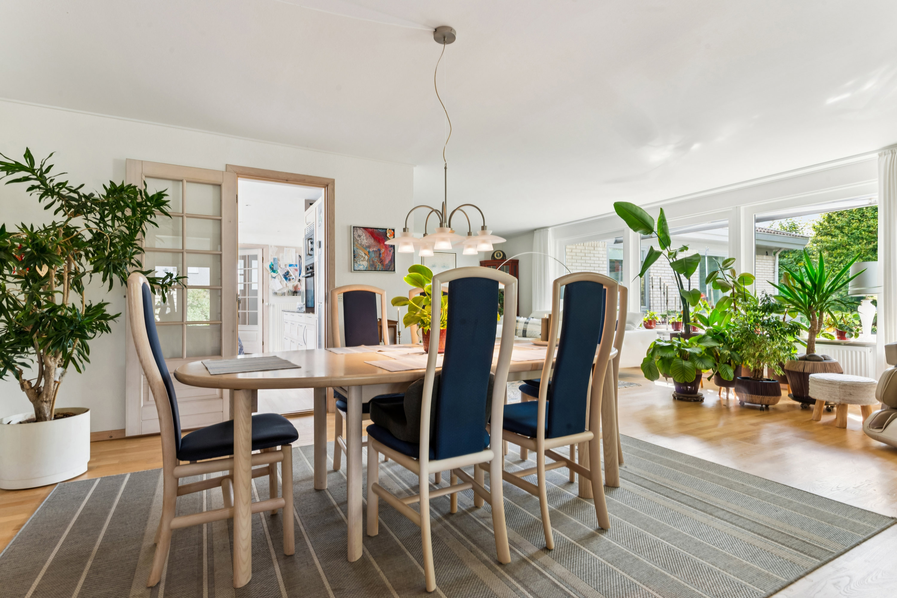 Fremhævet spisestue billede i fuldskærmstilstand. Billede af Solsikkemarken 4, 2680 Solrød Strand
