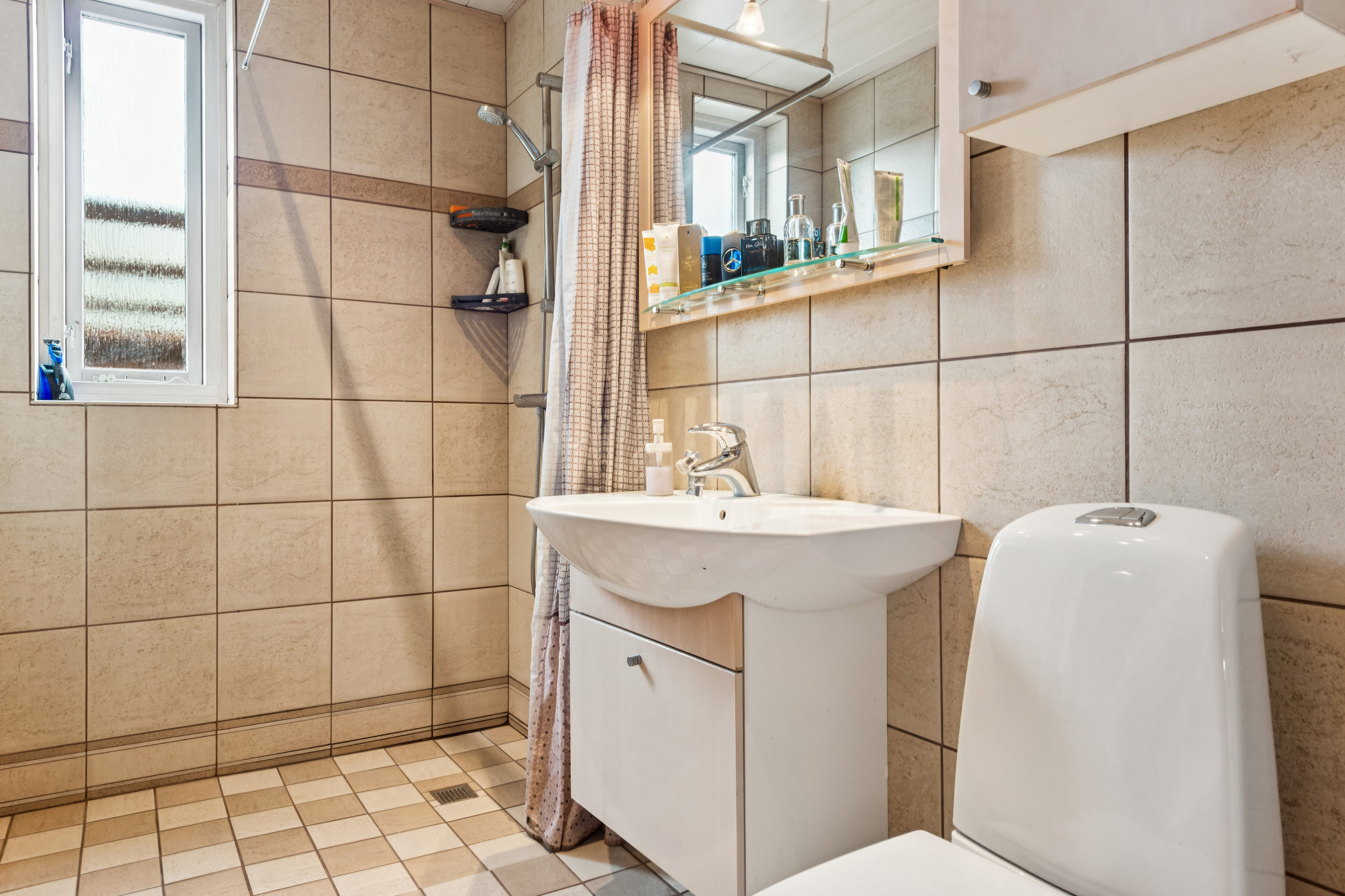 Fremhævet badeværelse billede i fuldskærmstilstand. Billede af Solsikkemarken 4, 2680 Solrød Strand