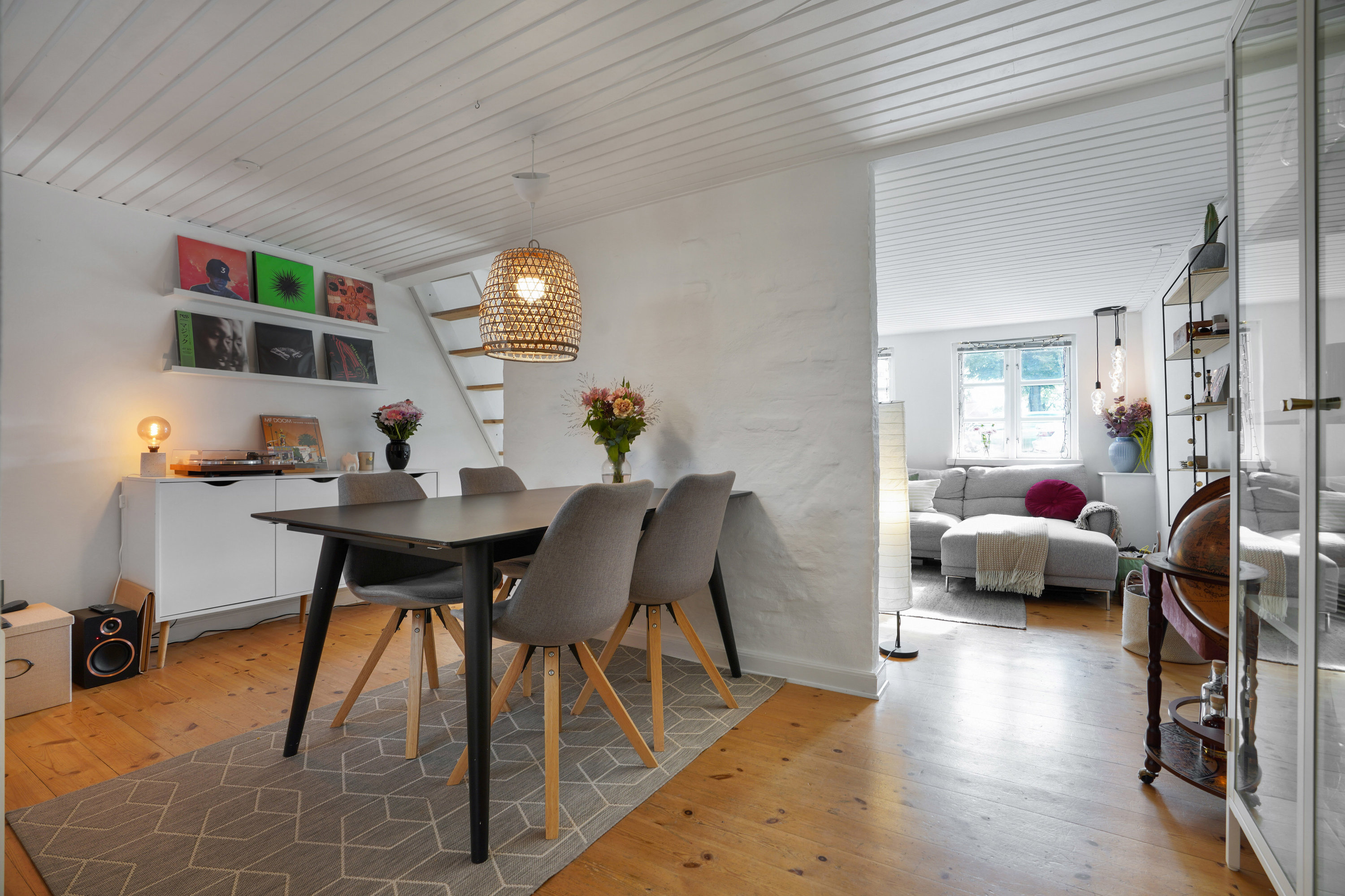 Fremhævet stue billede i fuldskærmstilstand. Billede af Kirkegårds Allé 7, 5000 Odense C