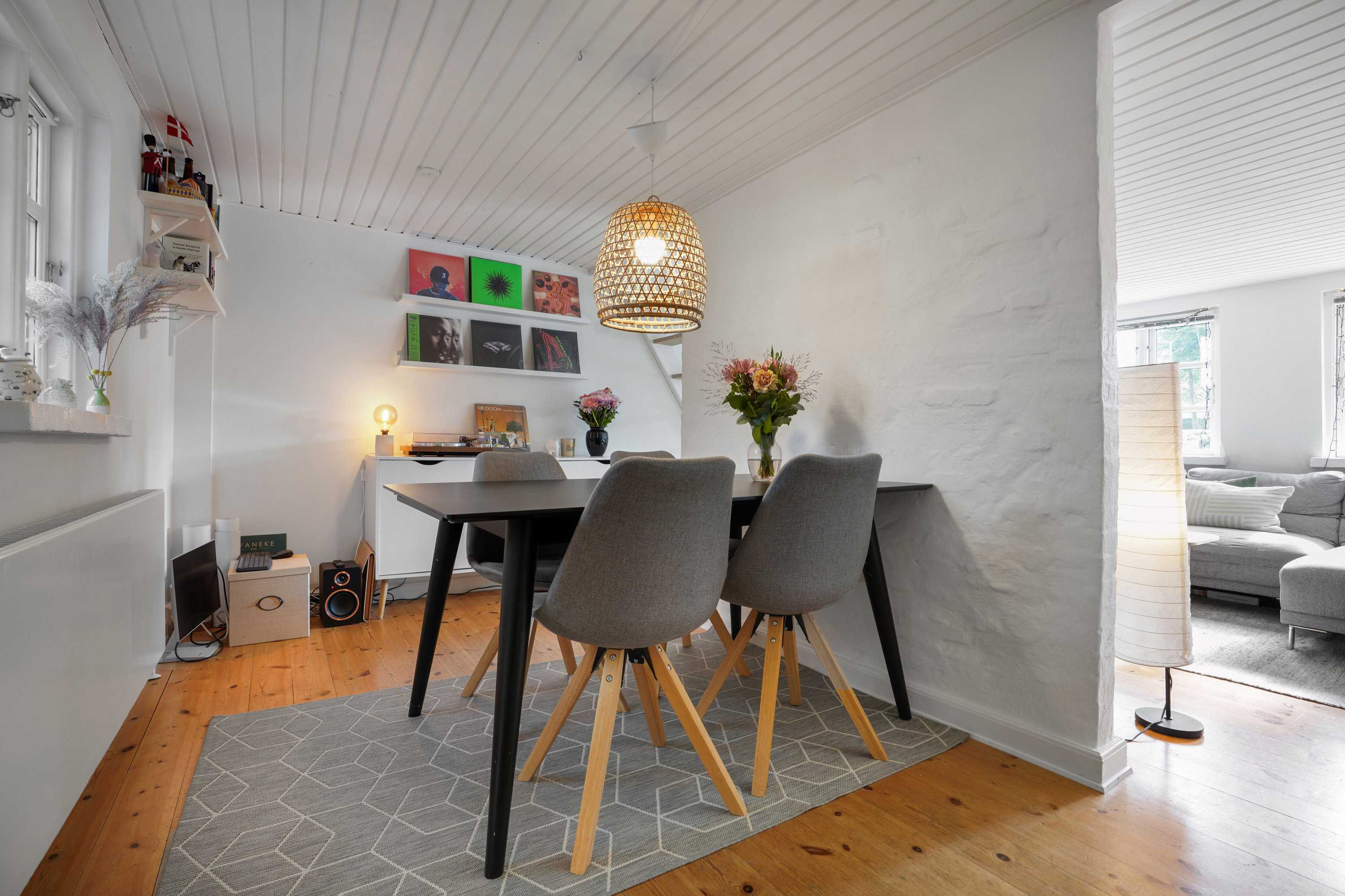 Fremhævet stue billede i fuldskærmstilstand. Billede af Kirkegårds Allé 7, 5000 Odense C