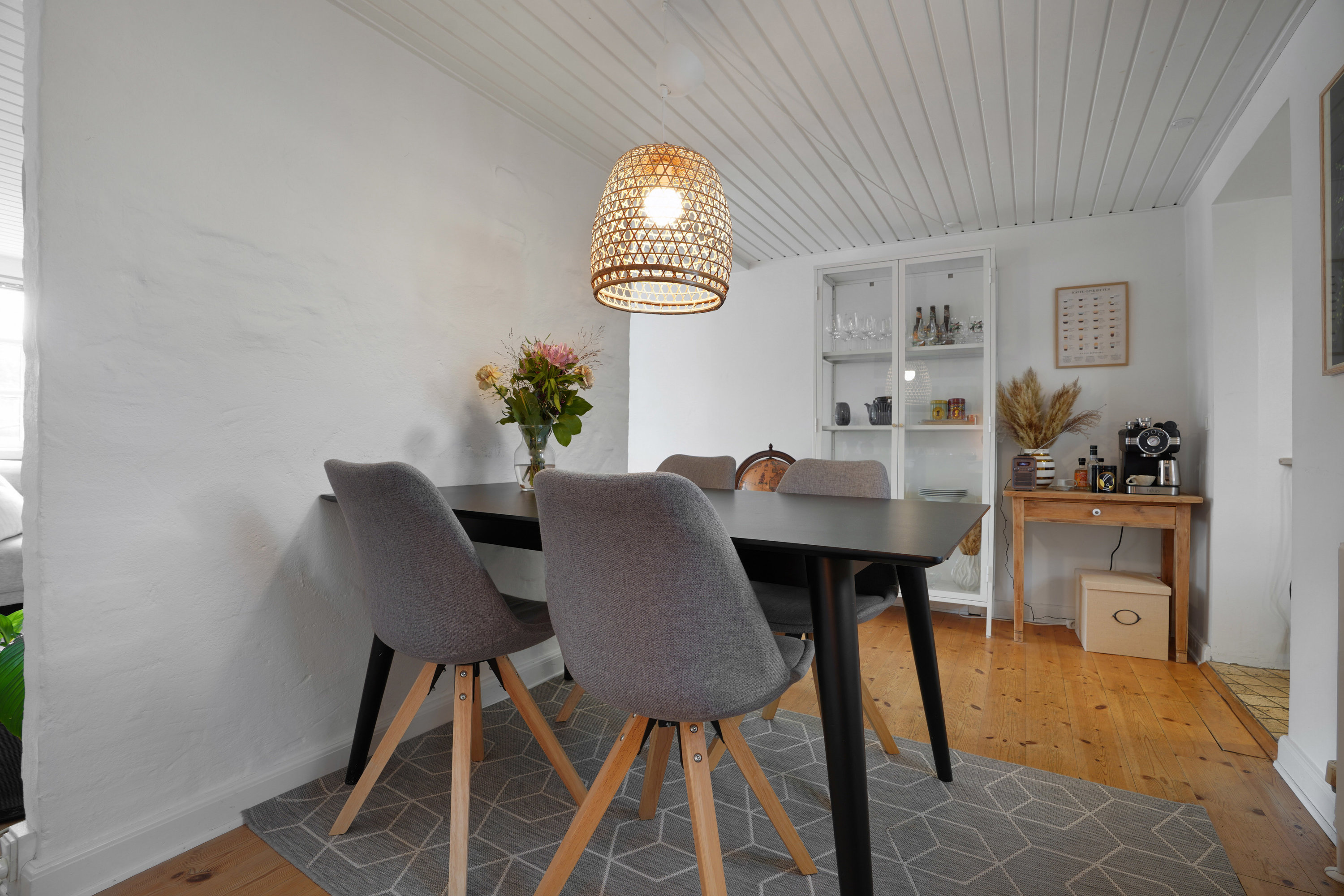 Fremhævet stue billede i fuldskærmstilstand. Billede af Kirkegårds Allé 7, 5000 Odense C