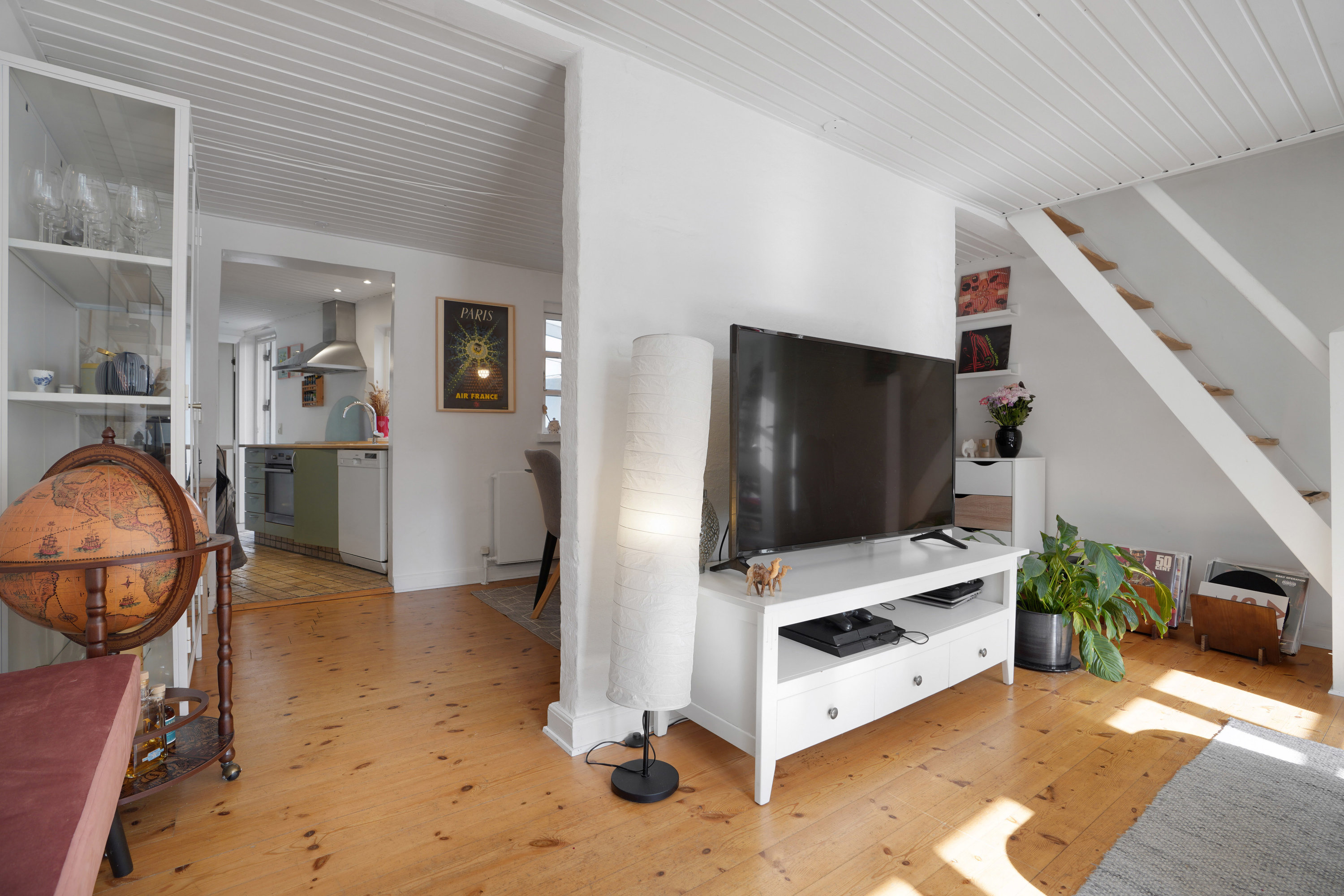 Fremhævet stue billede i fuldskærmstilstand. Billede af Kirkegårds Allé 7, 5000 Odense C