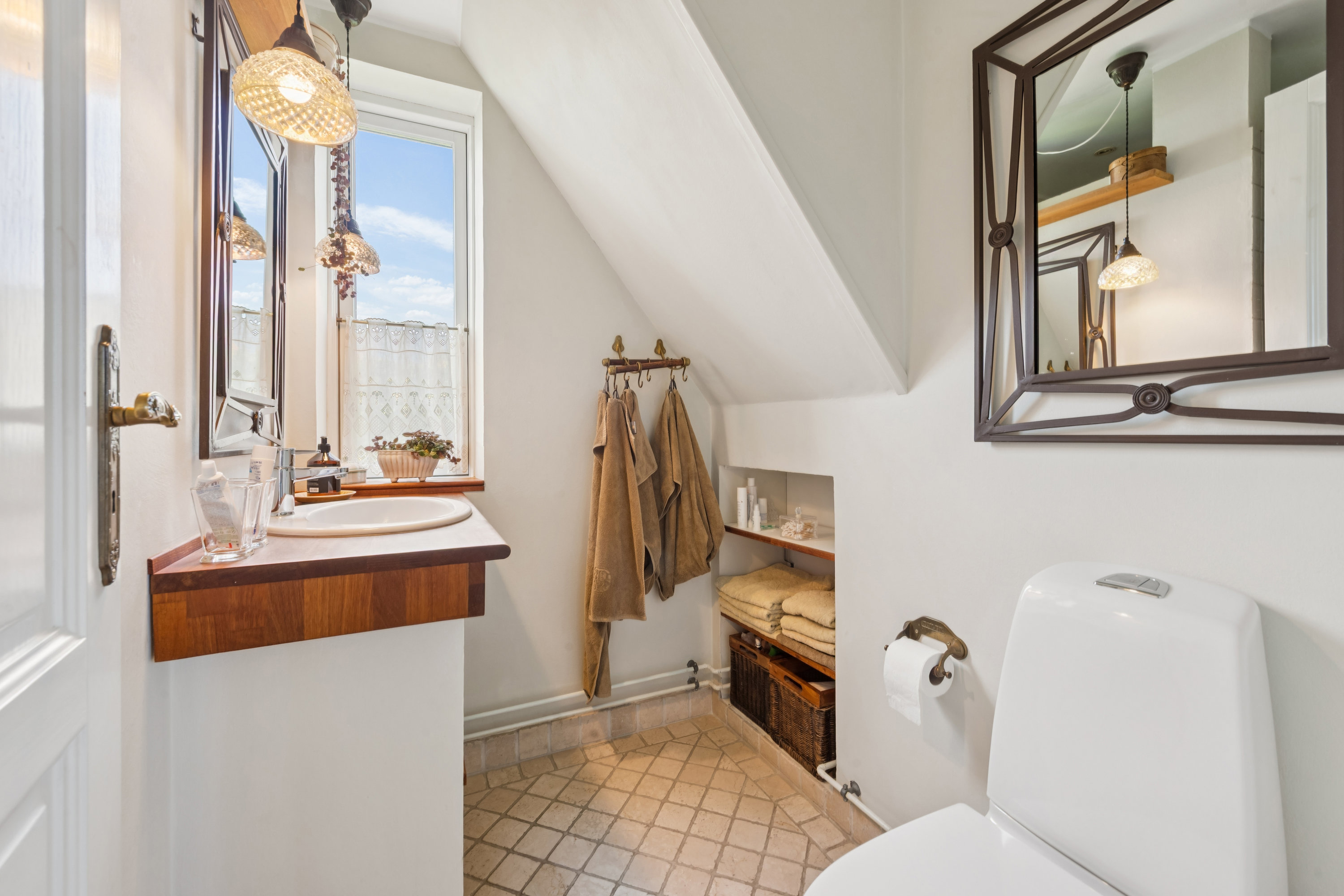 Fremhævet badeværelse billede i fuldskærmstilstand. Billede af Poppelsvinget 4, 2670 Greve