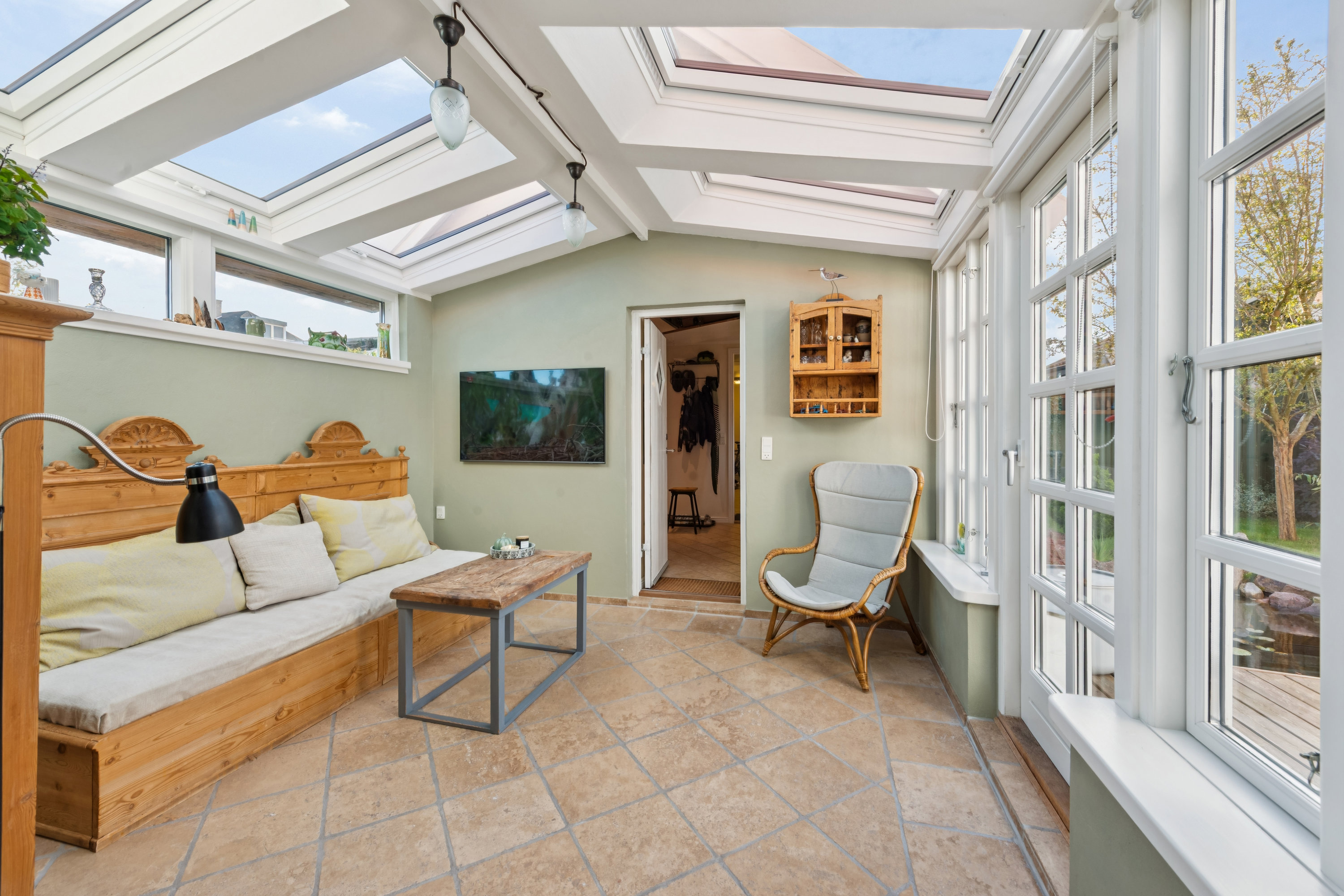 Fremhævet stue billede i fuldskærmstilstand. Billede af Poppelsvinget 4, 2670 Greve