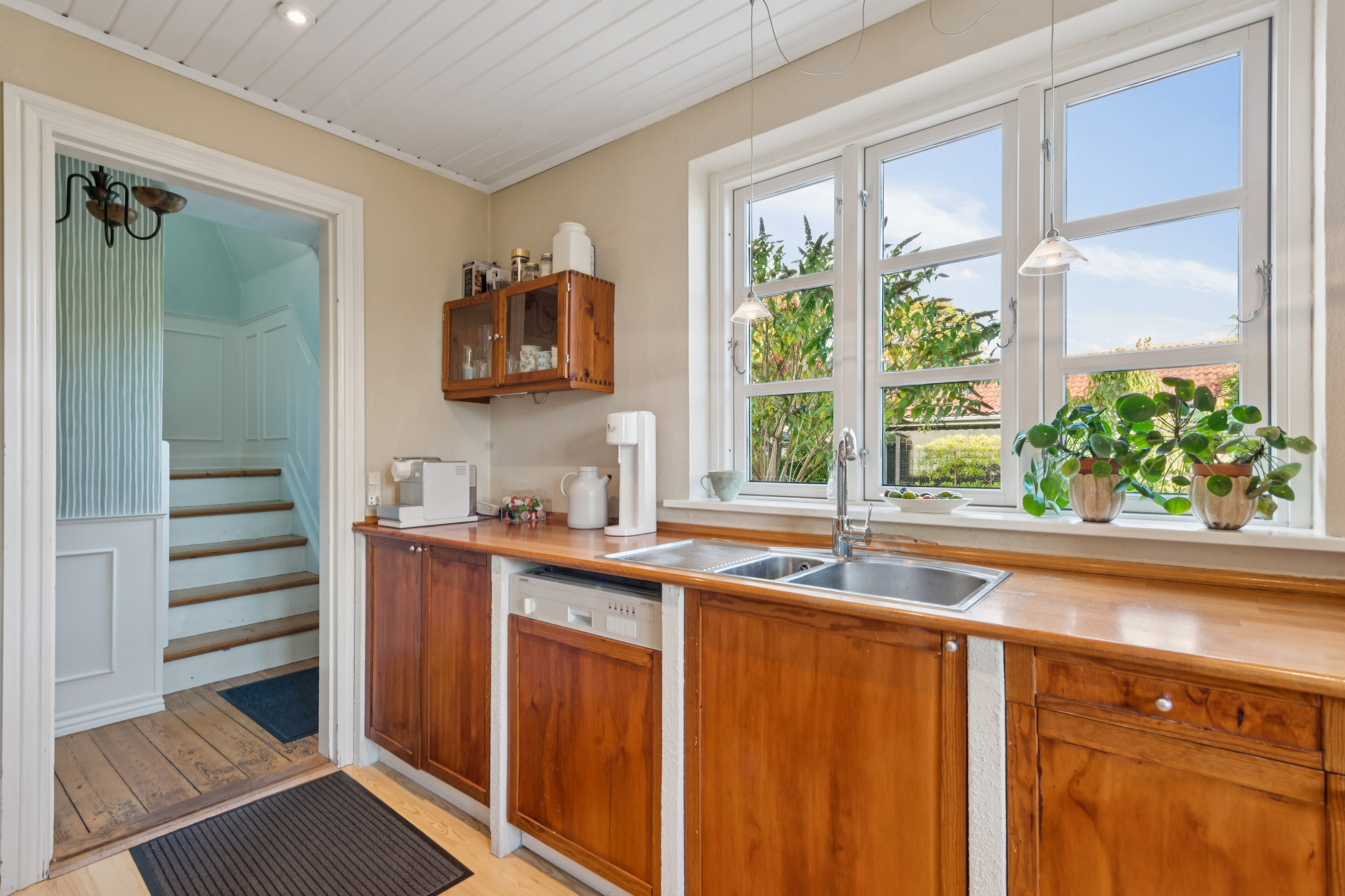 Fremhævet køkken billede i fuldskærmstilstand. Billede af Poppelsvinget 4, 2670 Greve