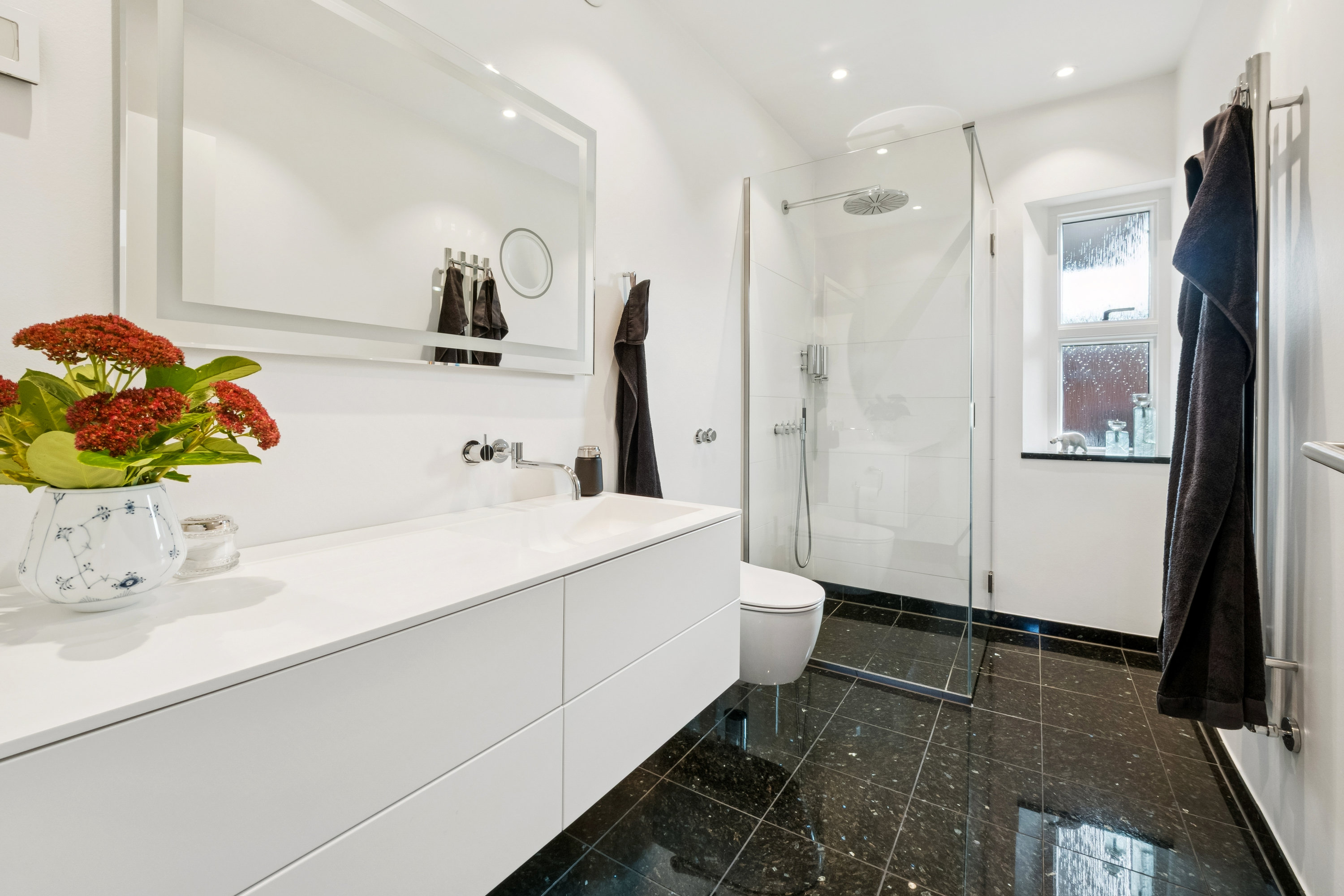 Fremhævet badeværelse billede i fuldskærmstilstand. Billede af Grønningen 2, 7800 Skive