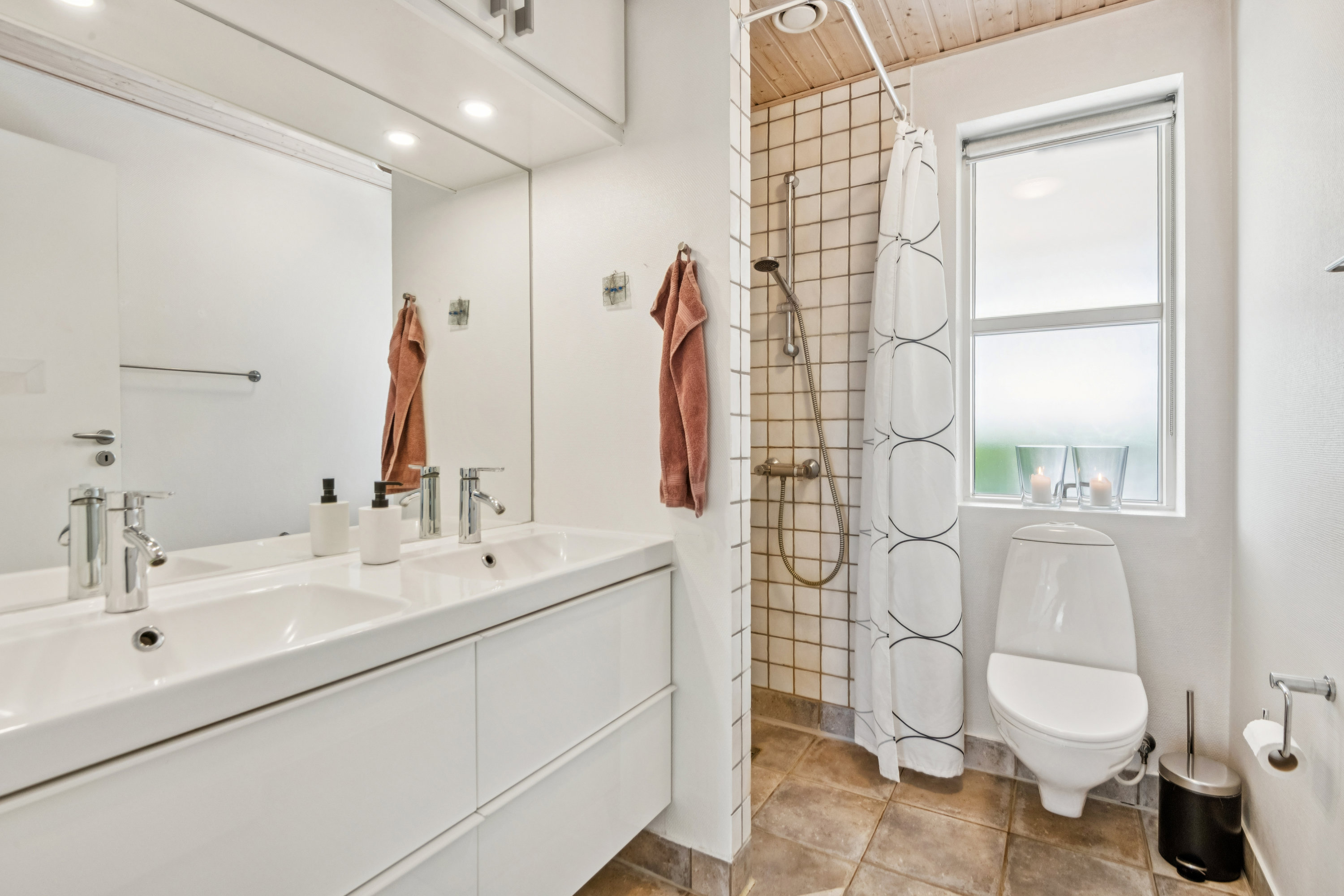 Fremhævet badeværelse billede i fuldskærmstilstand. Billede af Teglageren 53, 9240 Nibe