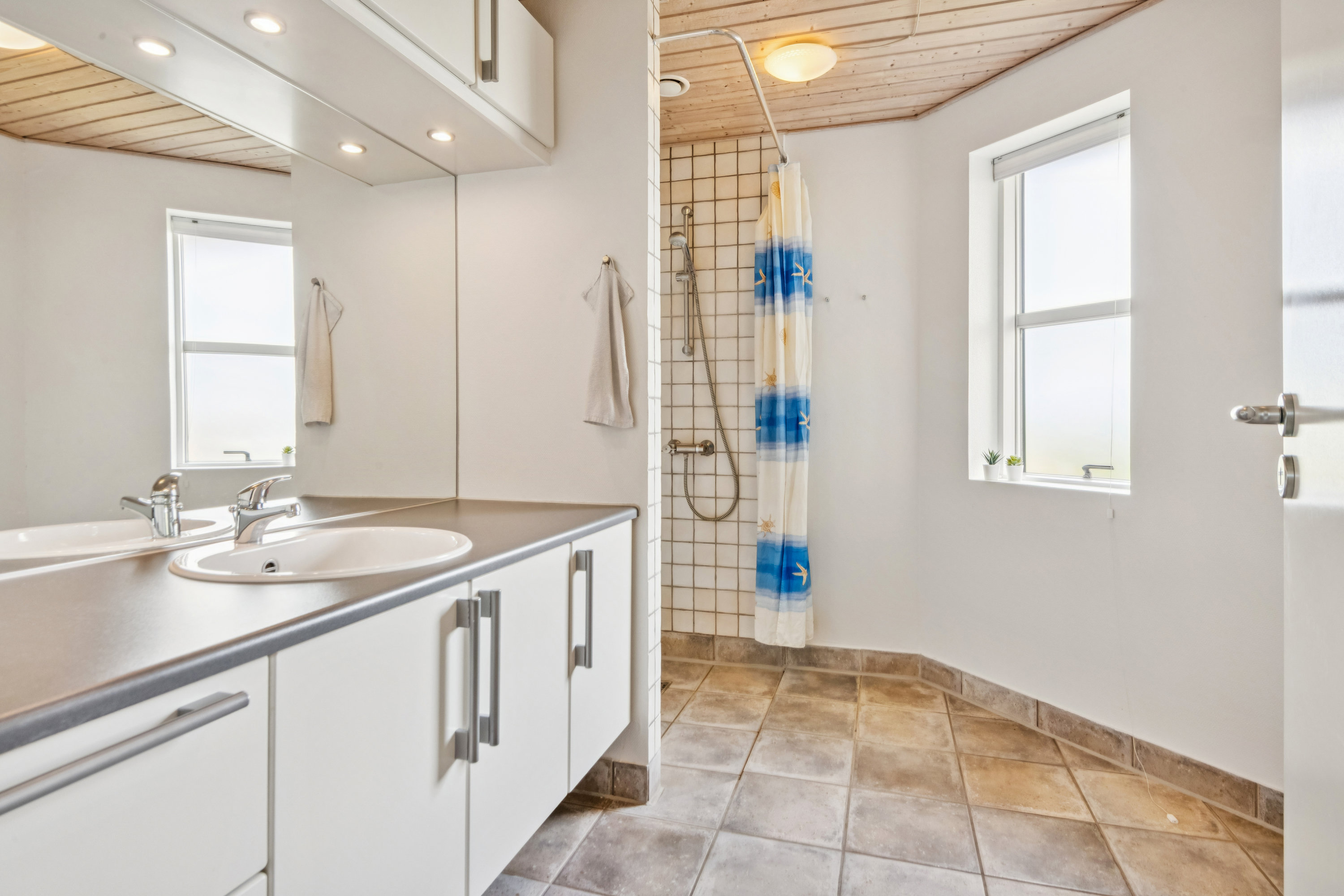 Fremhævet badeværelse billede i fuldskærmstilstand. Billede af Teglageren 53, 9240 Nibe