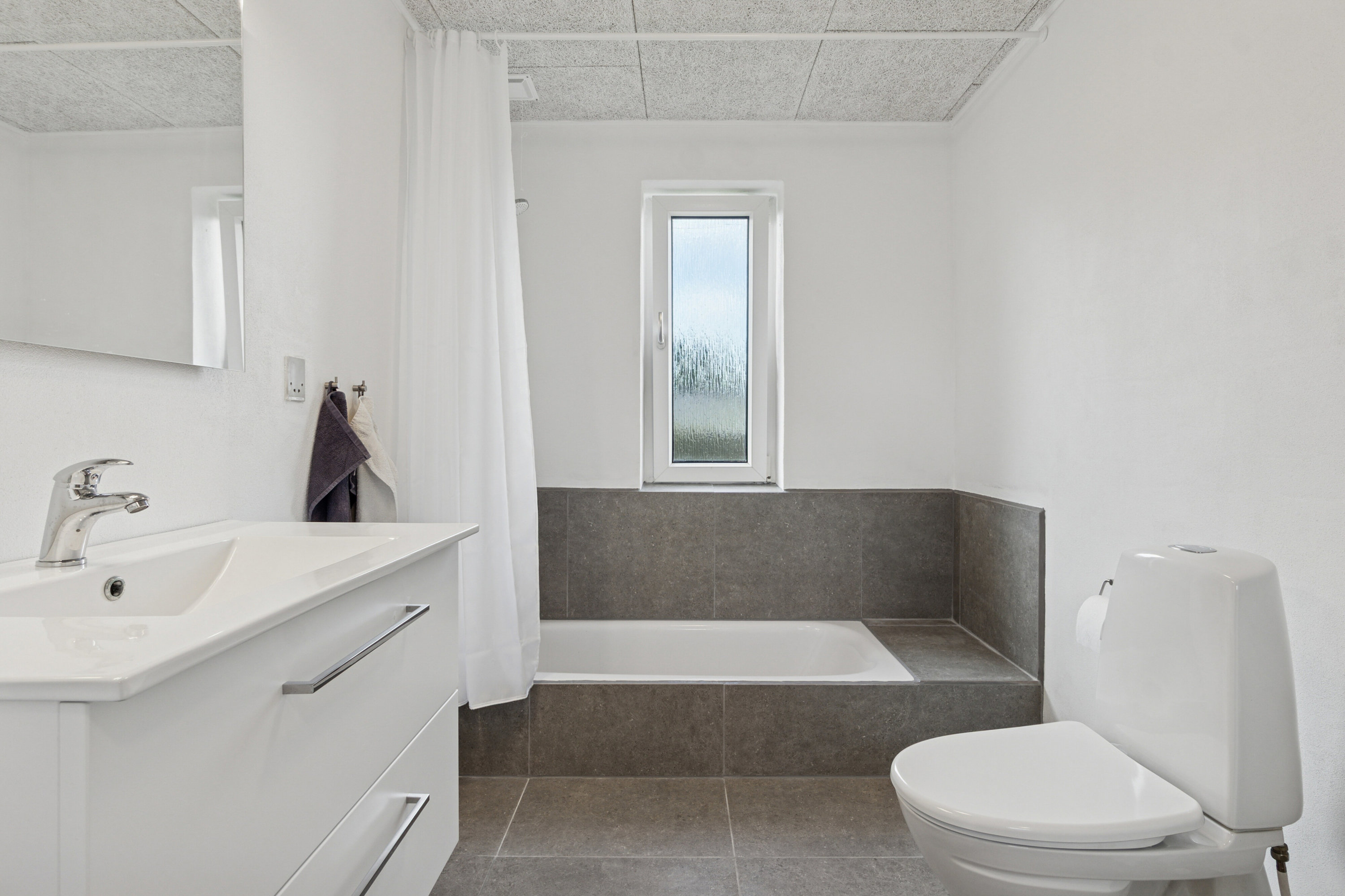 Fremhævet badeværelse billede i fuldskærmstilstand. Billede af Gyvelvænget 58, 7730 Hanstholm