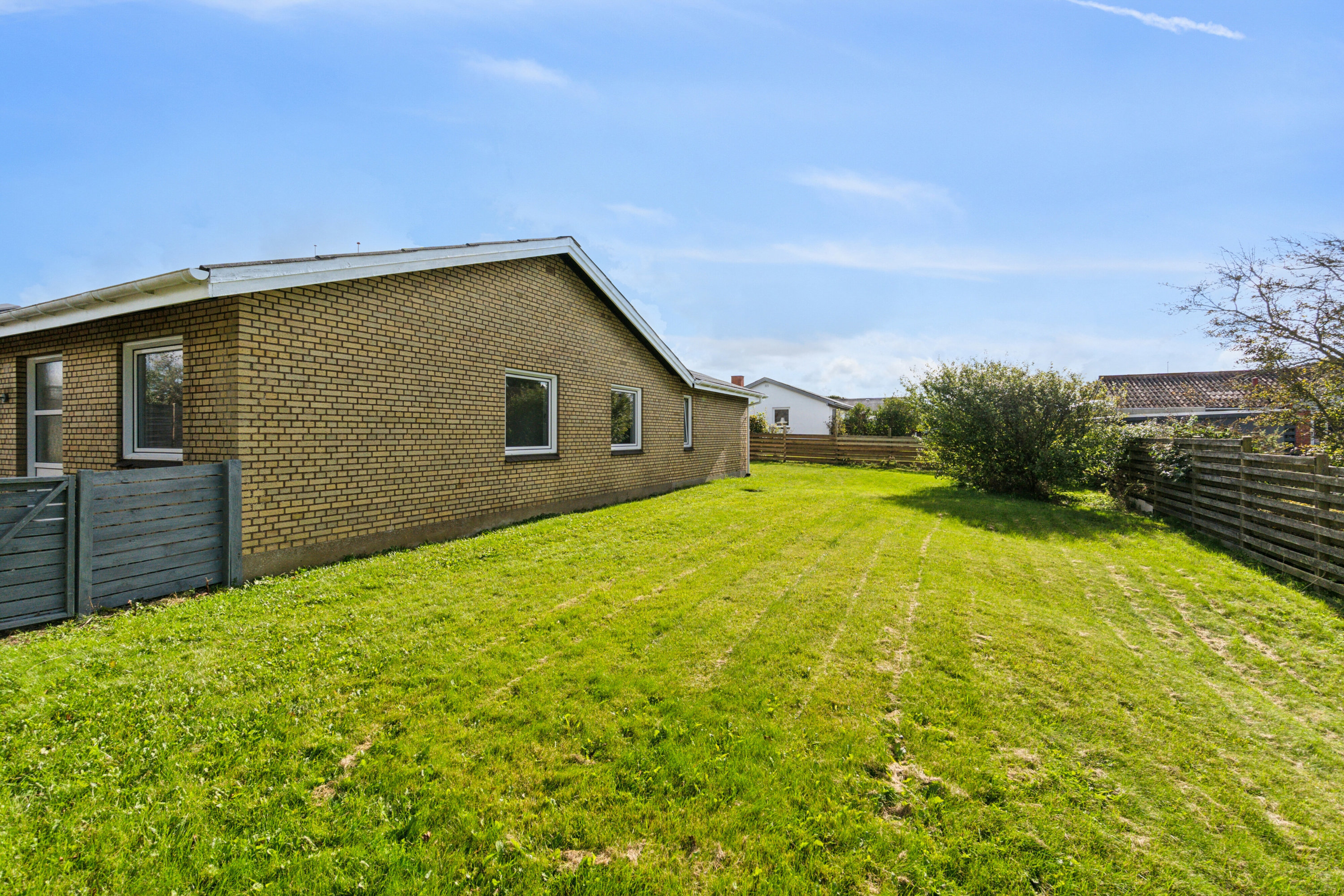 Fremhævet set fra haven billede i fuldskærmstilstand. Billede af Gyvelvænget 58, 7730 Hanstholm