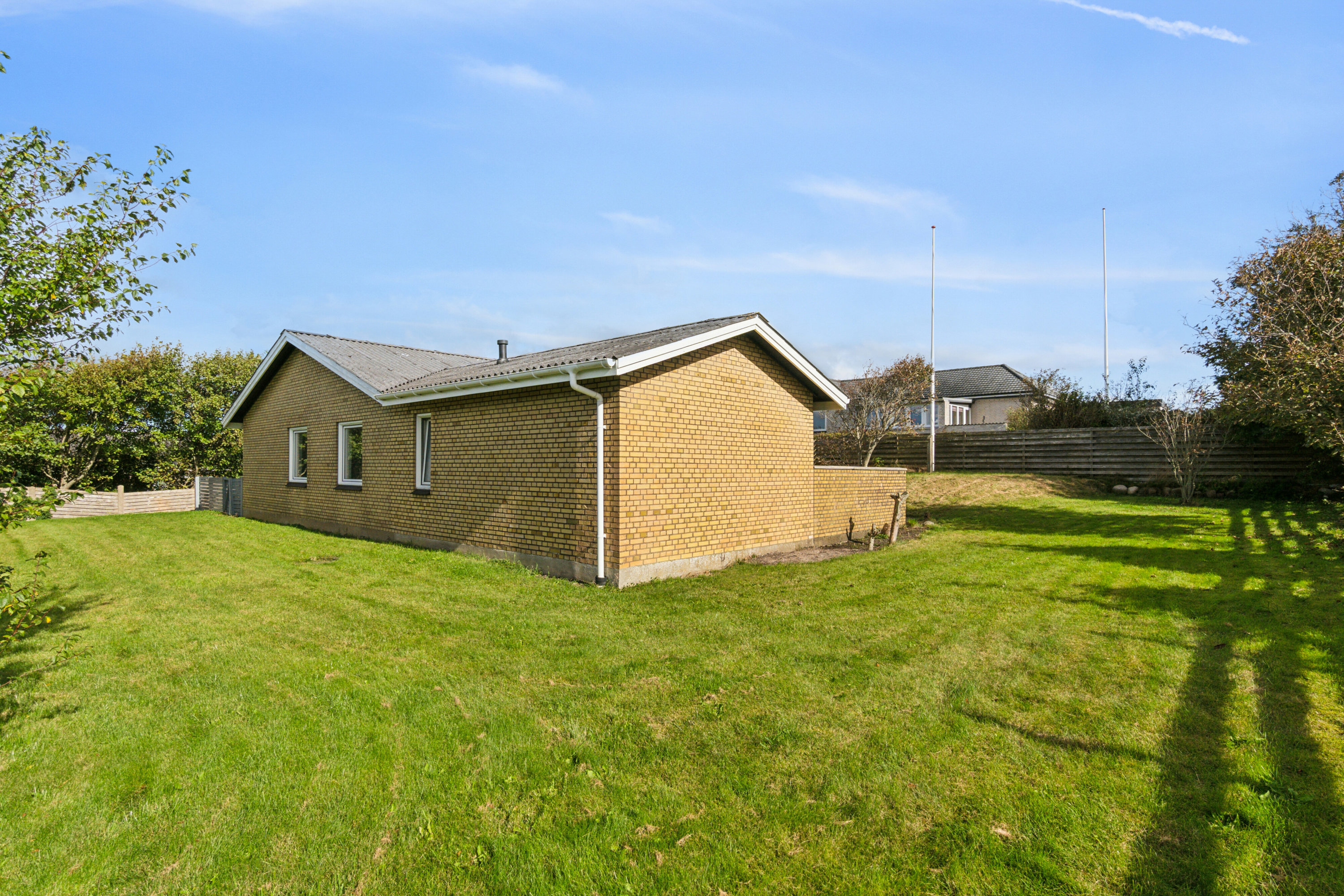 Fremhævet set fra haven billede i fuldskærmstilstand. Billede af Gyvelvænget 58, 7730 Hanstholm