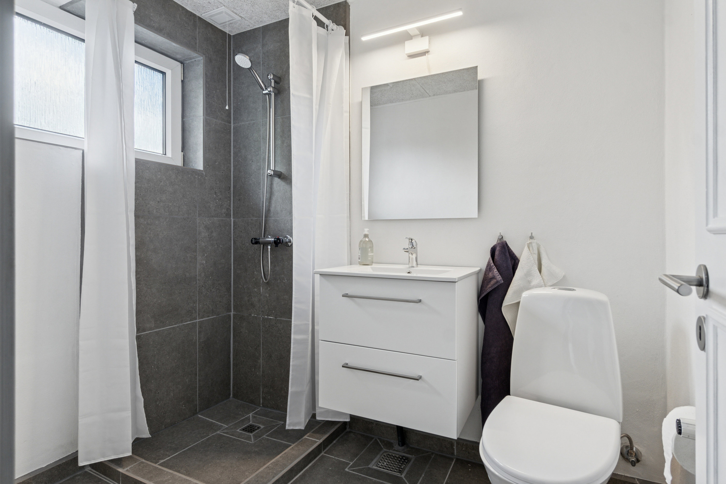 Fremhævet badeværelse billede i fuldskærmstilstand. Billede af Gyvelvænget 58, 7730 Hanstholm