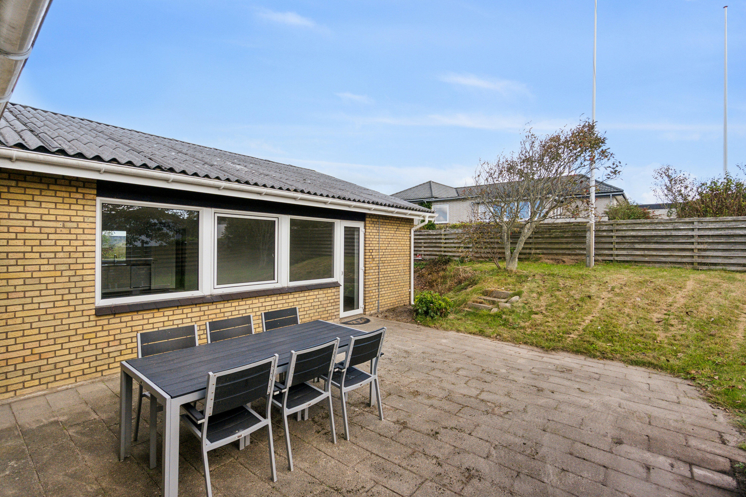 Fremhævet set fra vejen billede i fuldskærmstilstand. Billede af Gyvelvænget 58, 7730 Hanstholm