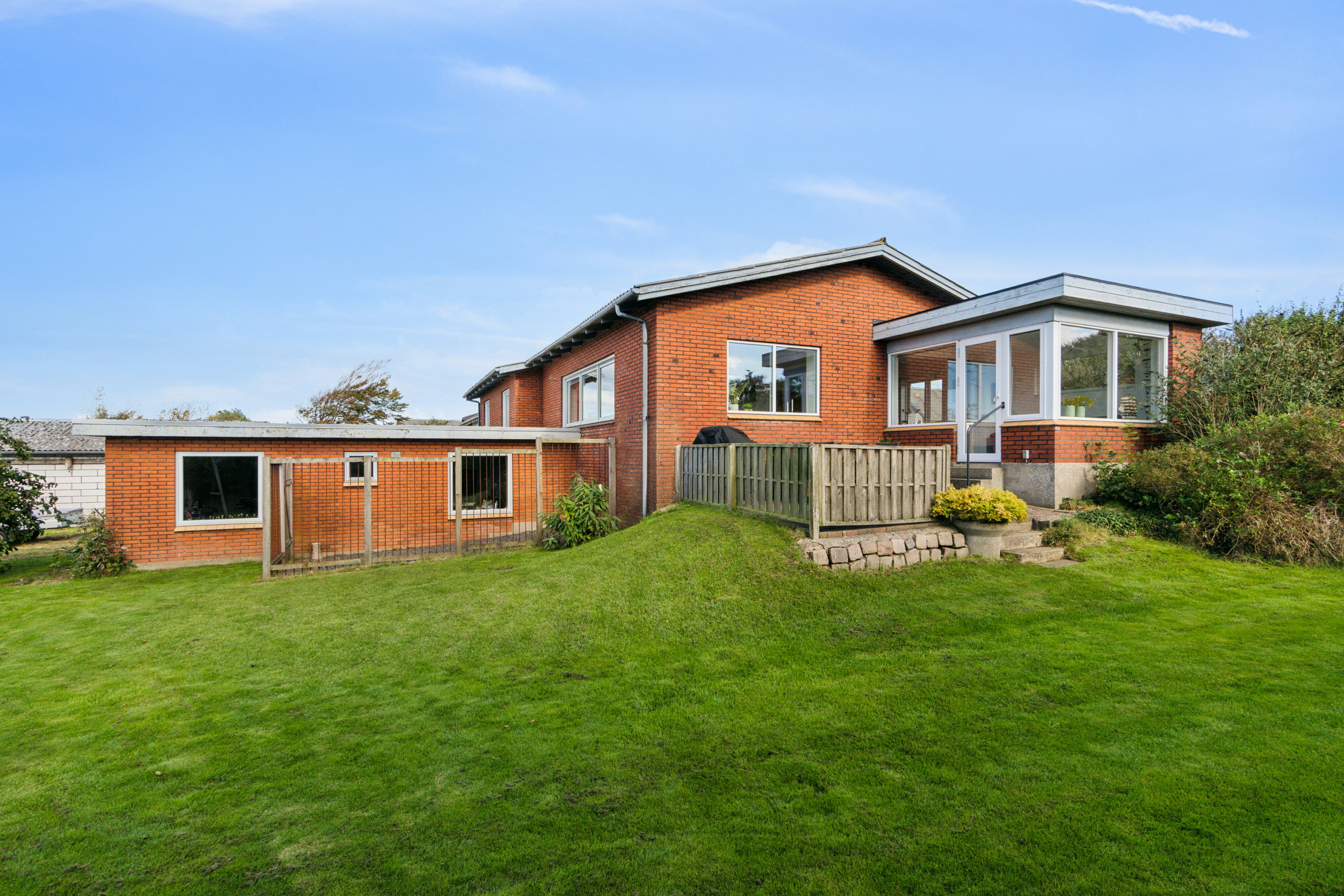 Fremhævet set fra haven billede i fuldskærmstilstand. Billede af Gl. Feggesundvej 6, 7742 Vesløs