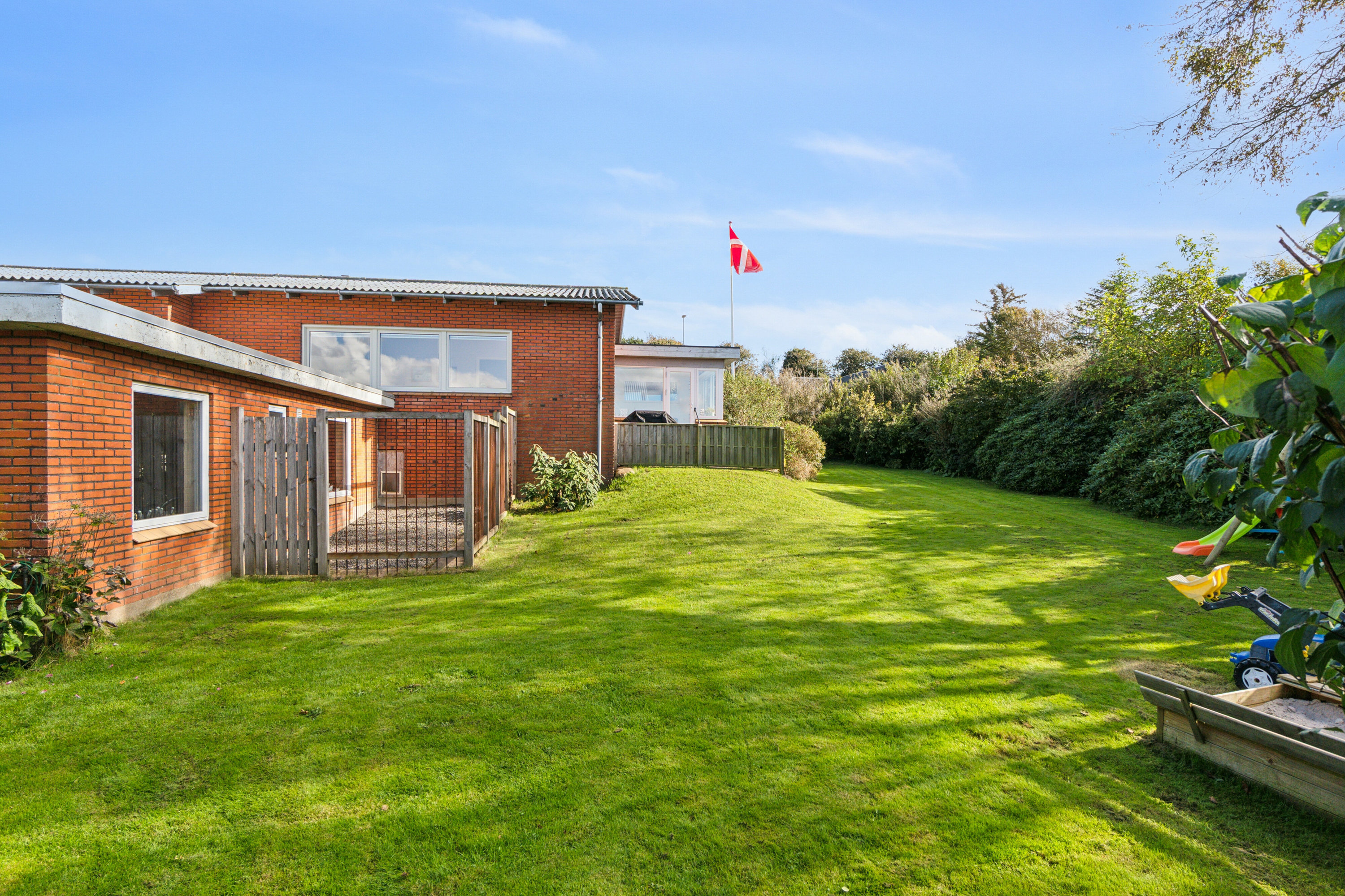 Fremhævet set fra haven billede i fuldskærmstilstand. Billede af Gl. Feggesundvej 6, 7742 Vesløs