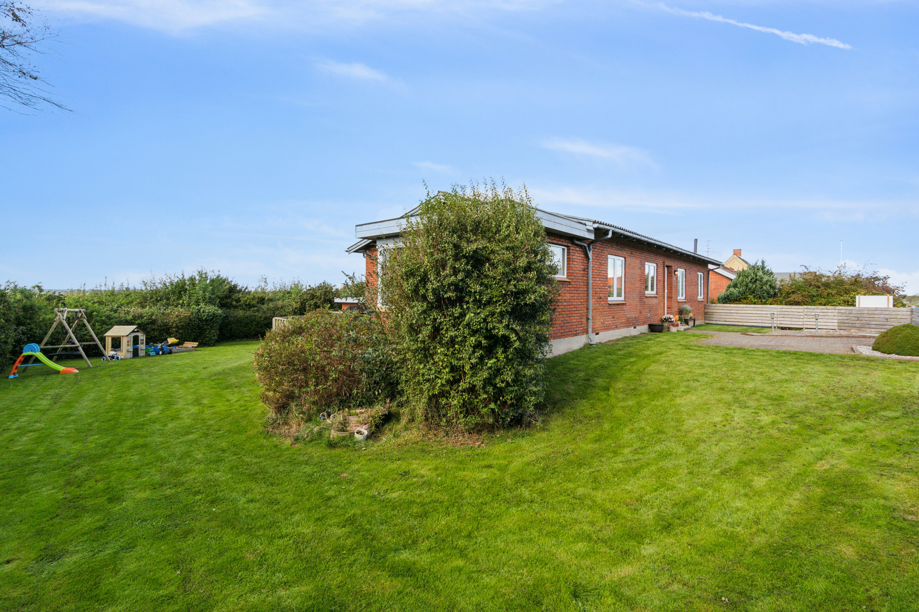 Fremhævet set fra haven billede i fuldskærmstilstand. Billede af Gl. Feggesundvej 6, 7742 Vesløs