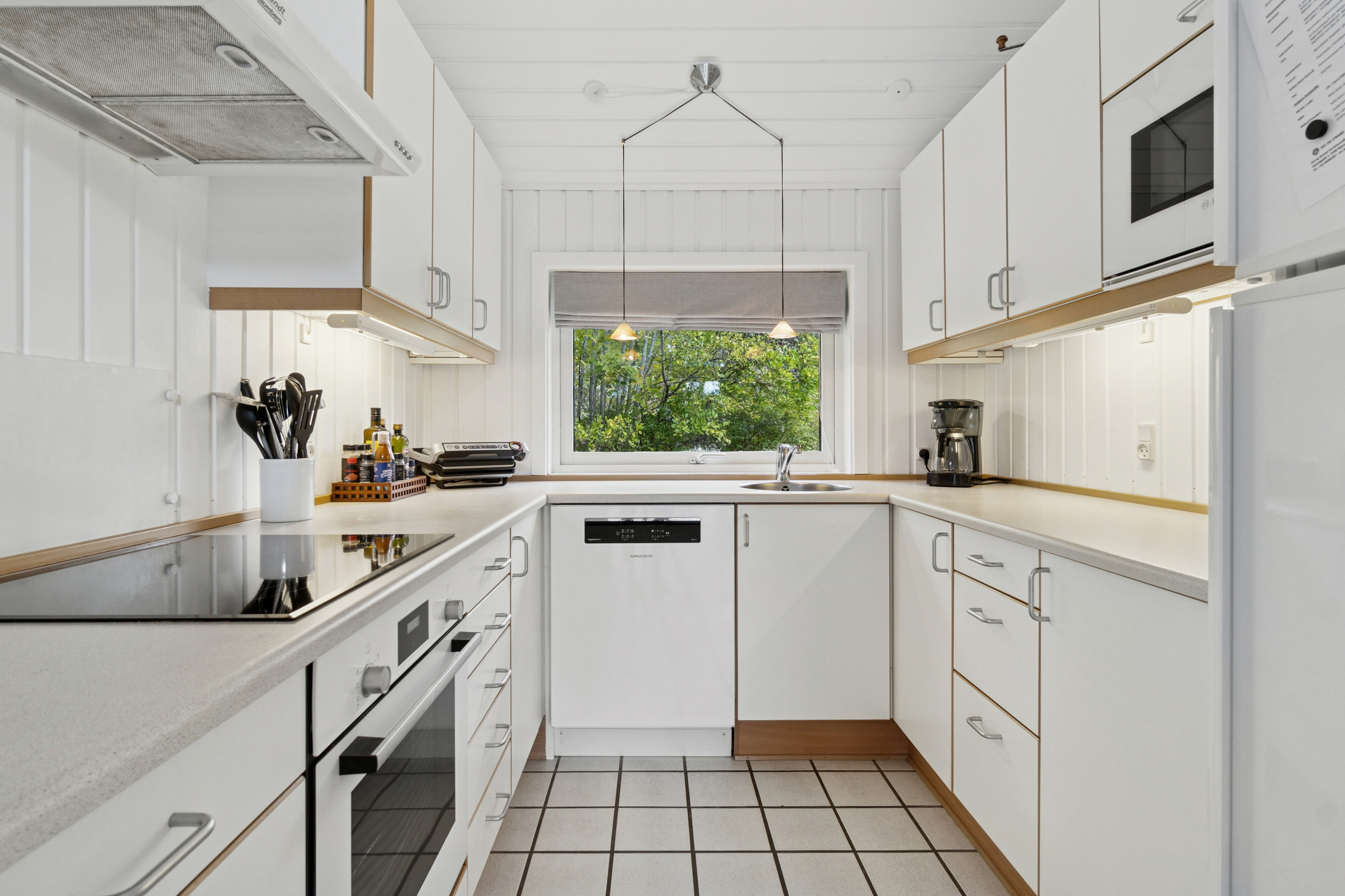 Fremhævet køkken billede i fuldskærmstilstand. Billede af Holsteroddevej 8, Sømarken, 3720 Aakirkeby