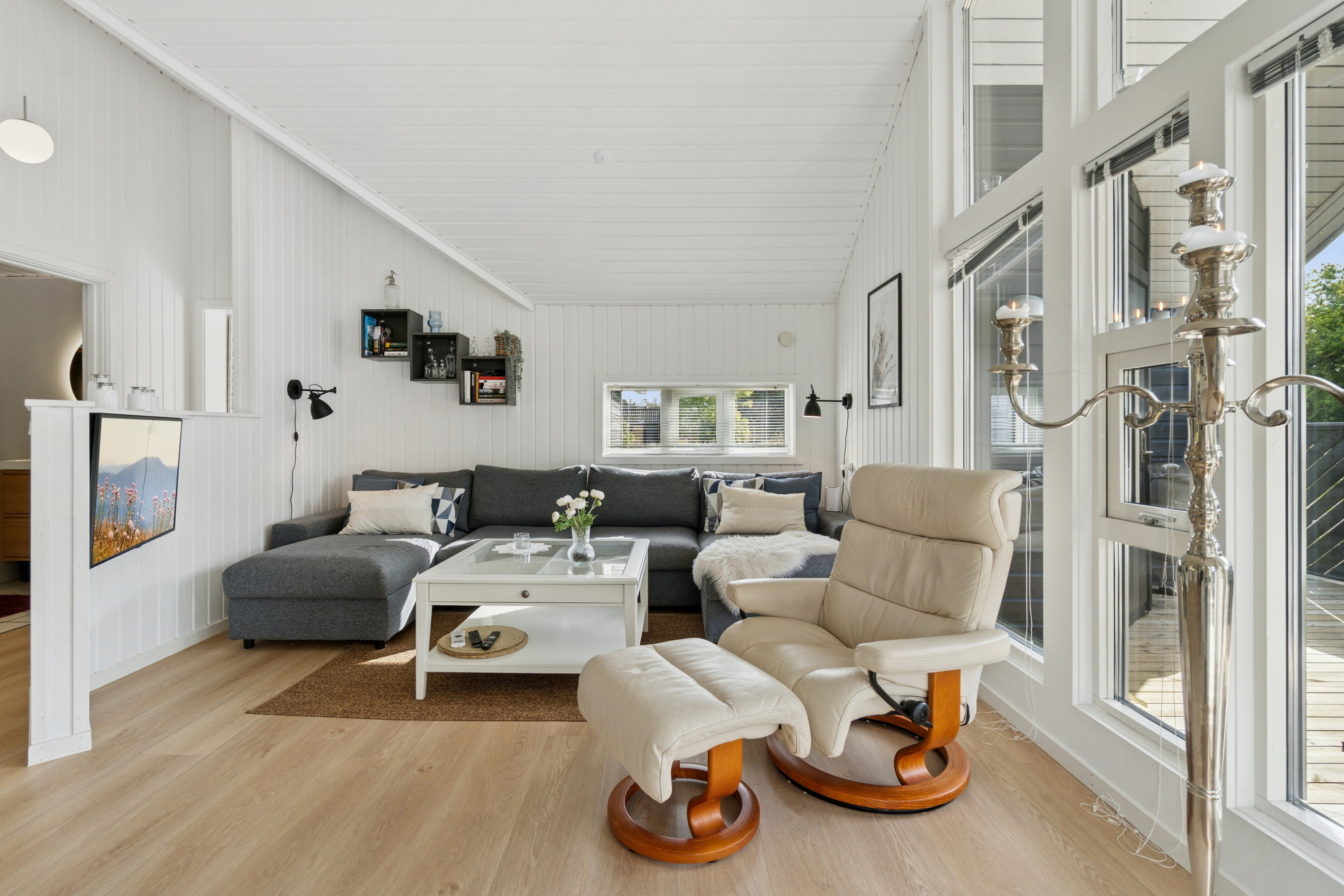 Fremhævet stue billede i fuldskærmstilstand. Billede af Holsteroddevej 8, Sømarken, 3720 Aakirkeby