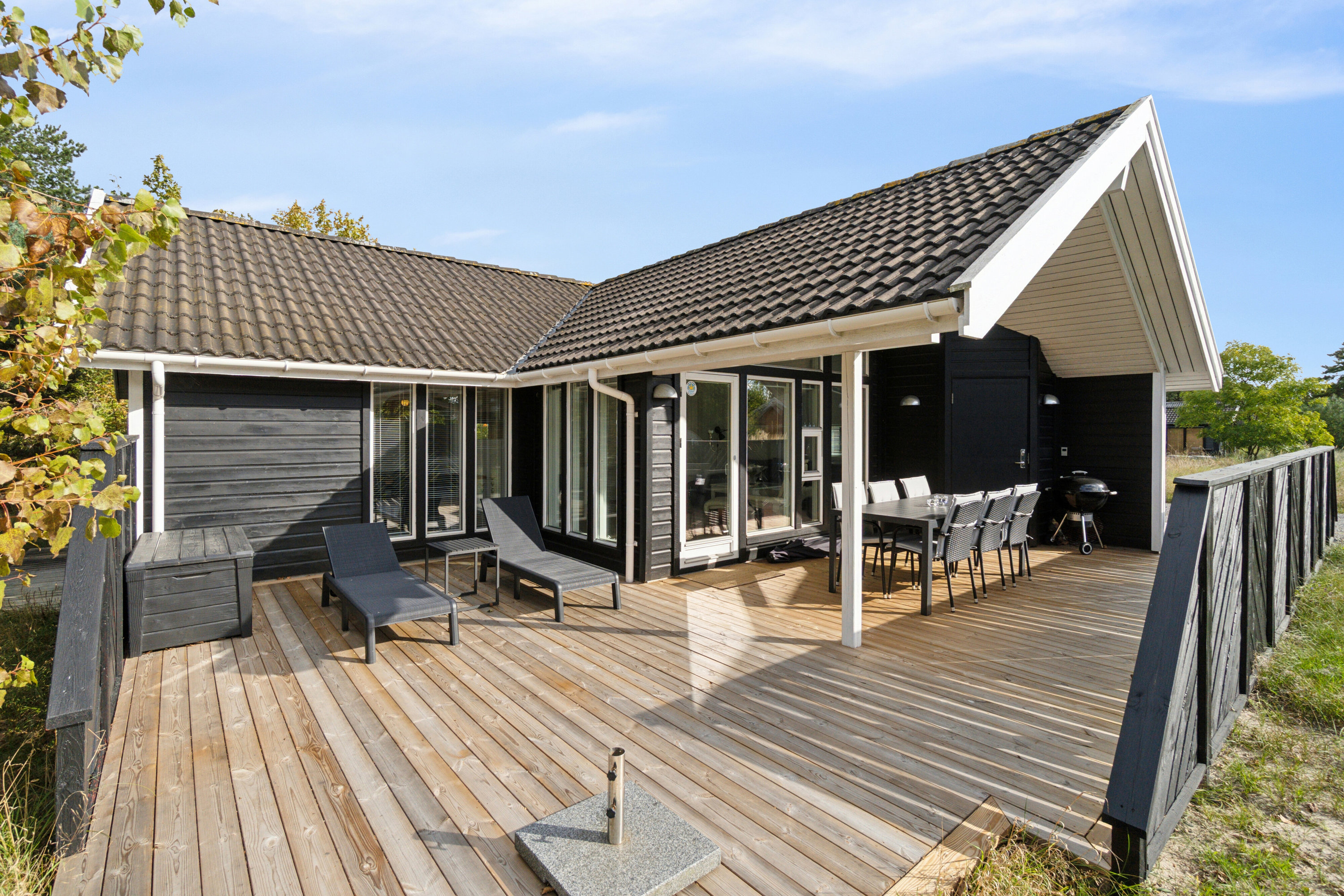 Miniaturebillede 1: udendørs. Billede af Holsteroddevej 8, Sømarken, 3720 Aakirkeby