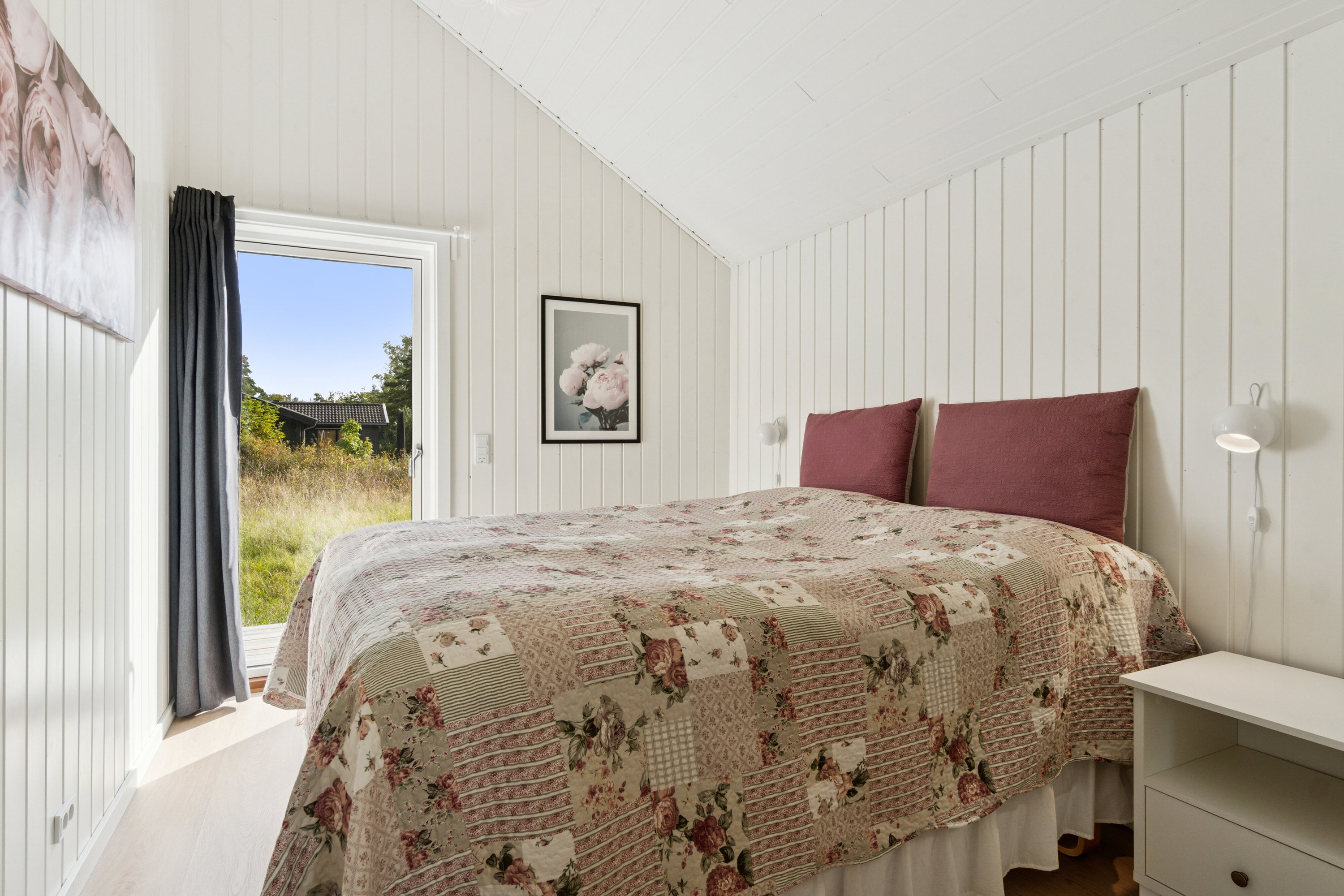 Fremhævet soveværelse billede i fuldskærmstilstand. Billede af Holsteroddevej 8, Sømarken, 3720 Aakirkeby