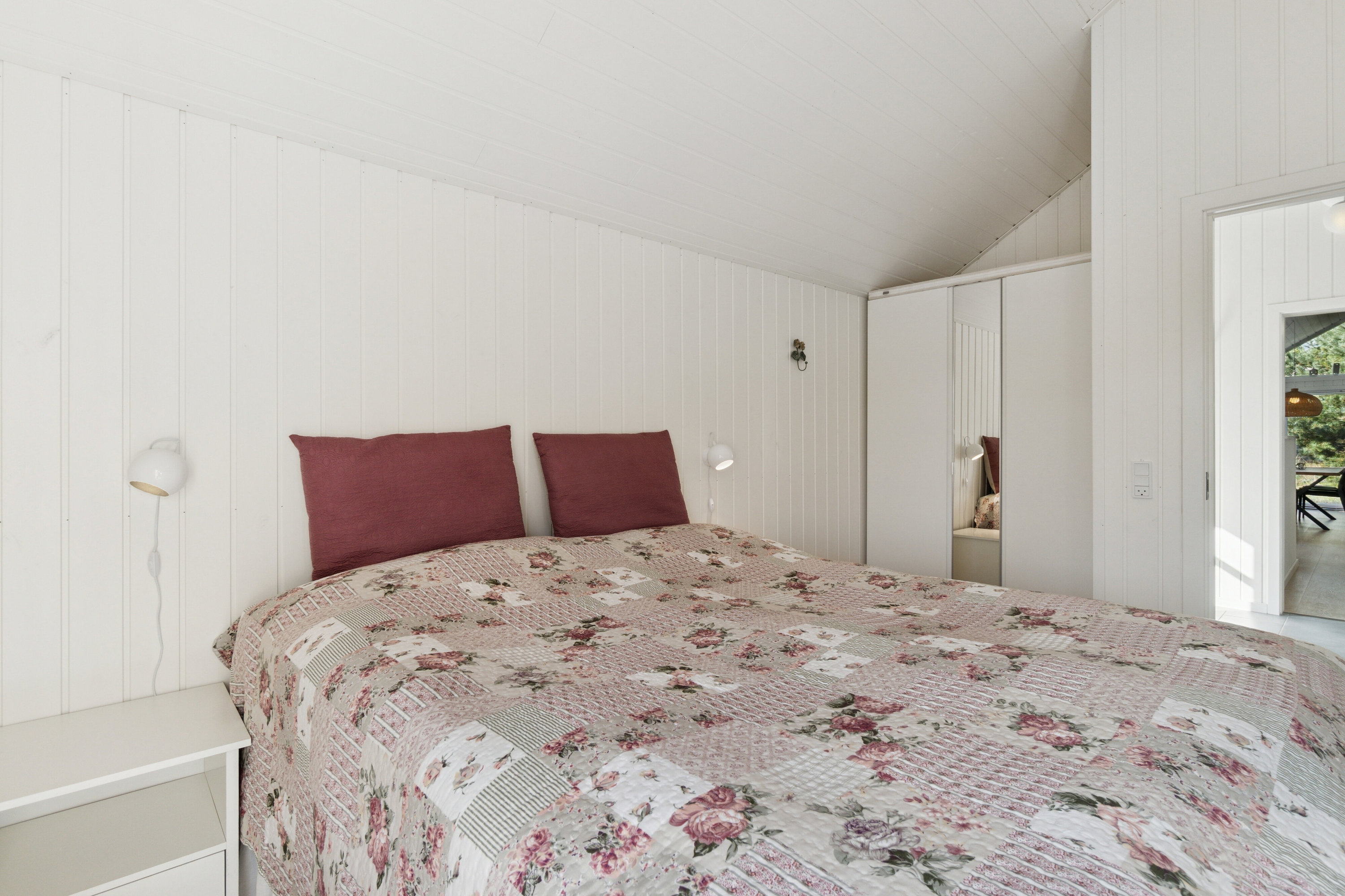 Fremhævet soveværelse billede i fuldskærmstilstand. Billede af Holsteroddevej 8, Sømarken, 3720 Aakirkeby