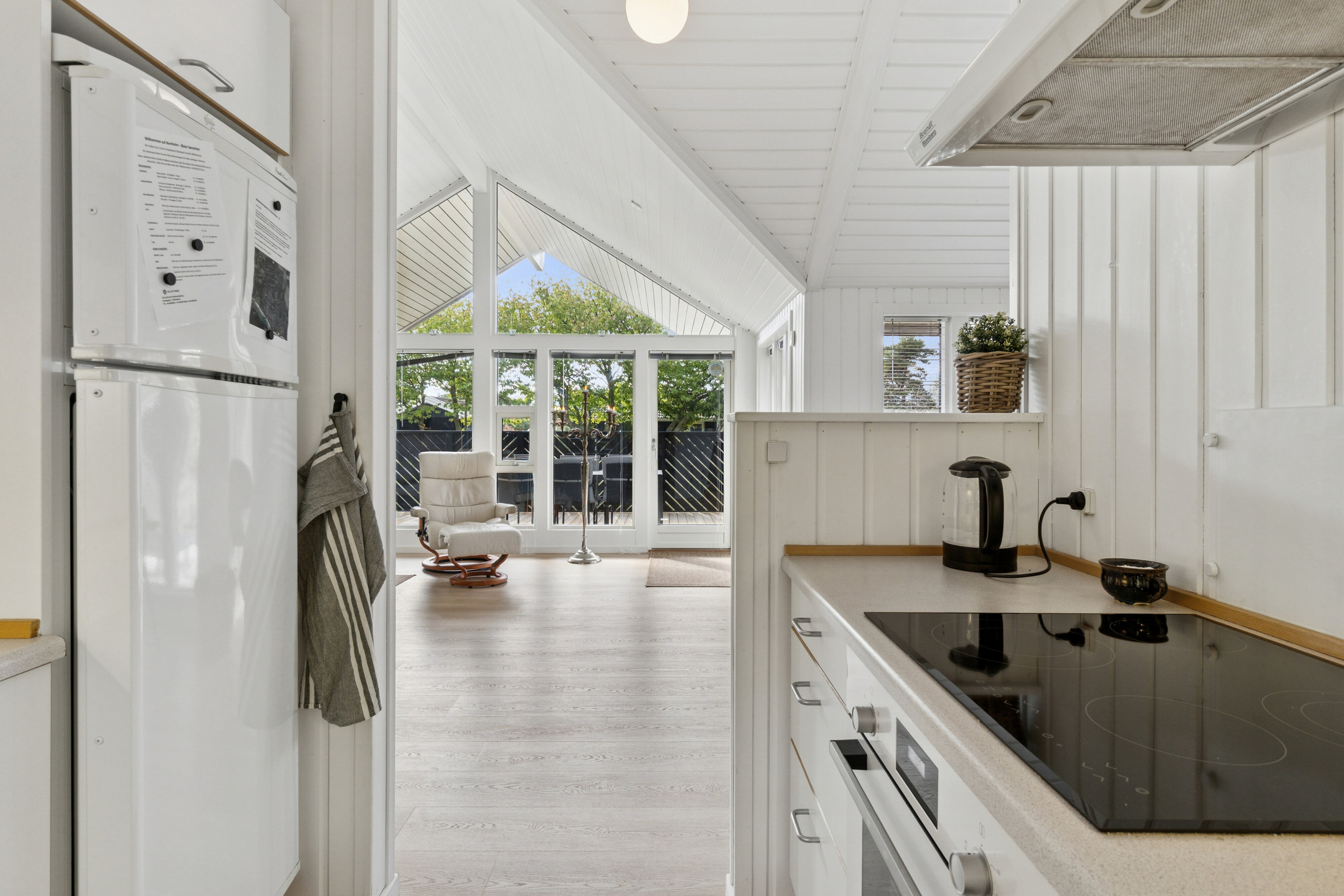 Fremhævet køkken billede i fuldskærmstilstand. Billede af Holsteroddevej 8, Sømarken, 3720 Aakirkeby