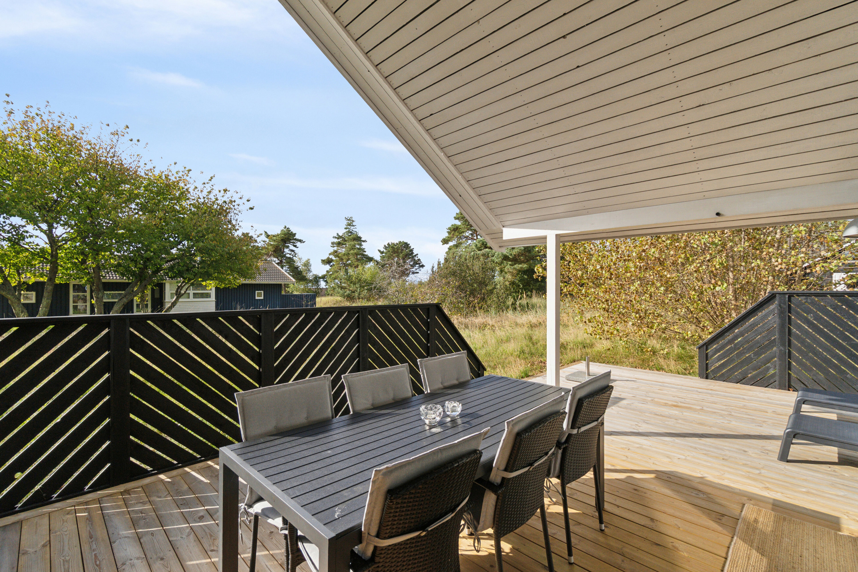 Fremhævet terrasse billede i fuldskærmstilstand. Billede af Holsteroddevej 8, Sømarken, 3720 Aakirkeby