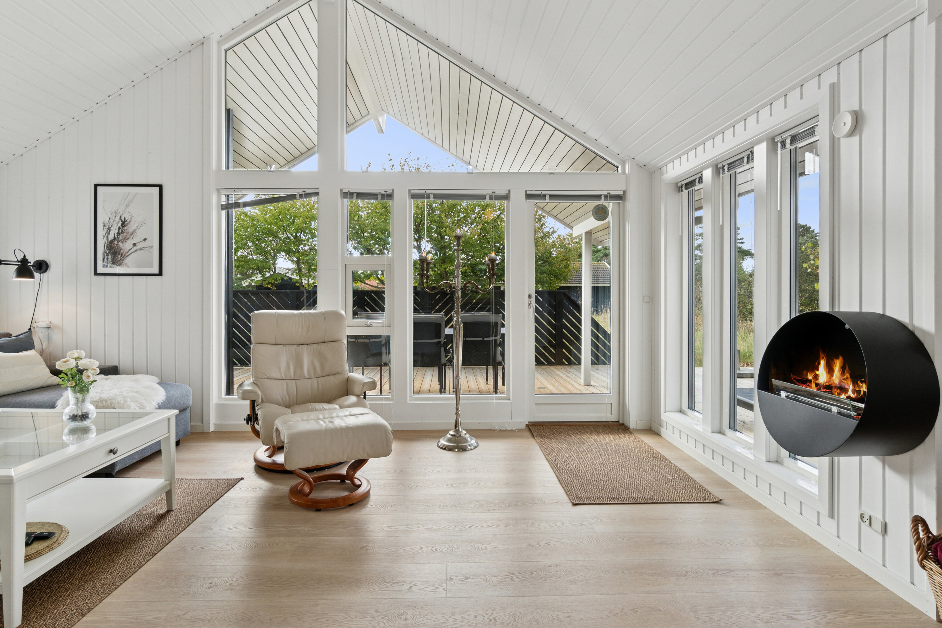 Fremhævet stue billede i fuldskærmstilstand. Billede af Holsteroddevej 8, Sømarken, 3720 Aakirkeby