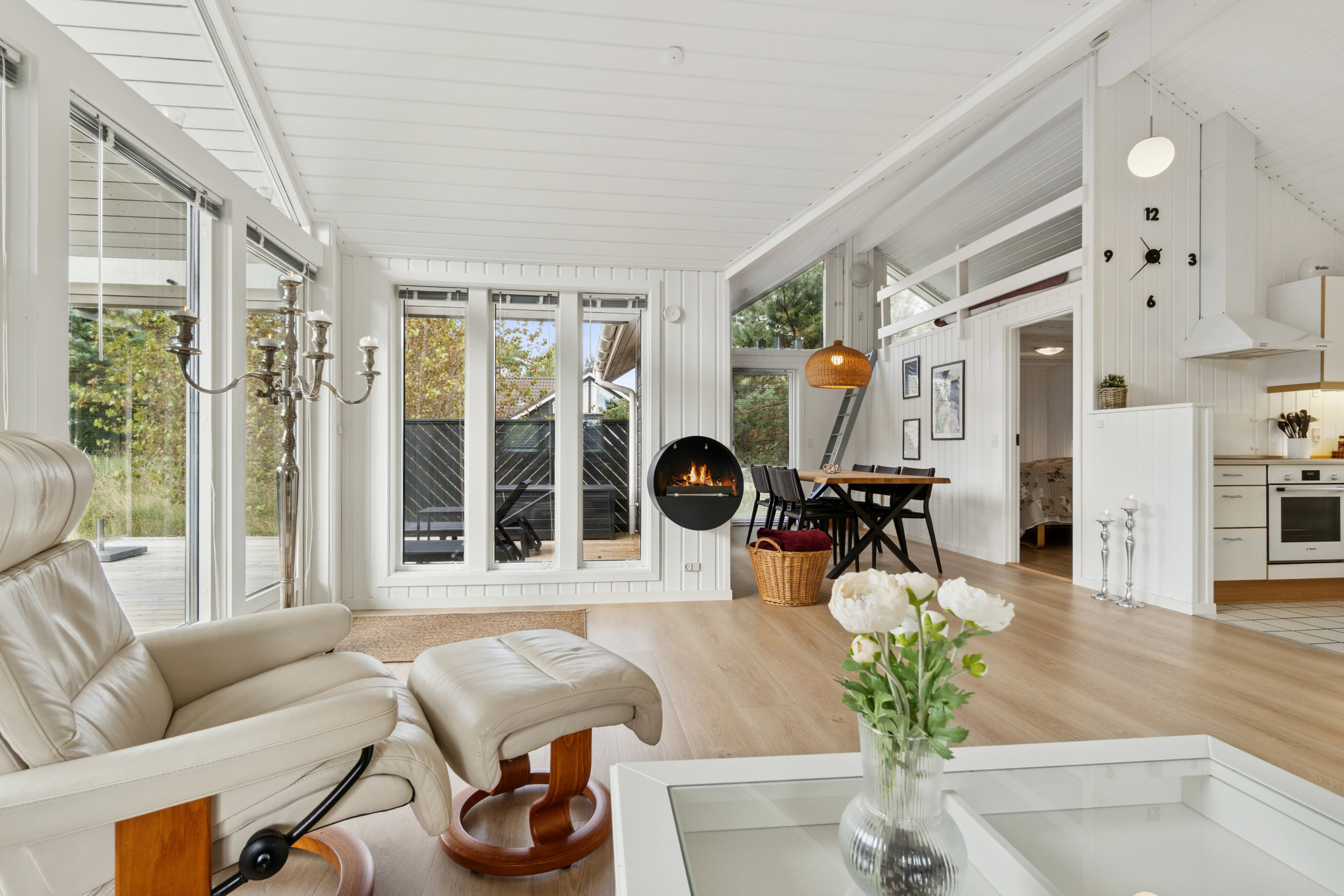 Fremhævet stue billede i fuldskærmstilstand. Billede af Holsteroddevej 8, Sømarken, 3720 Aakirkeby