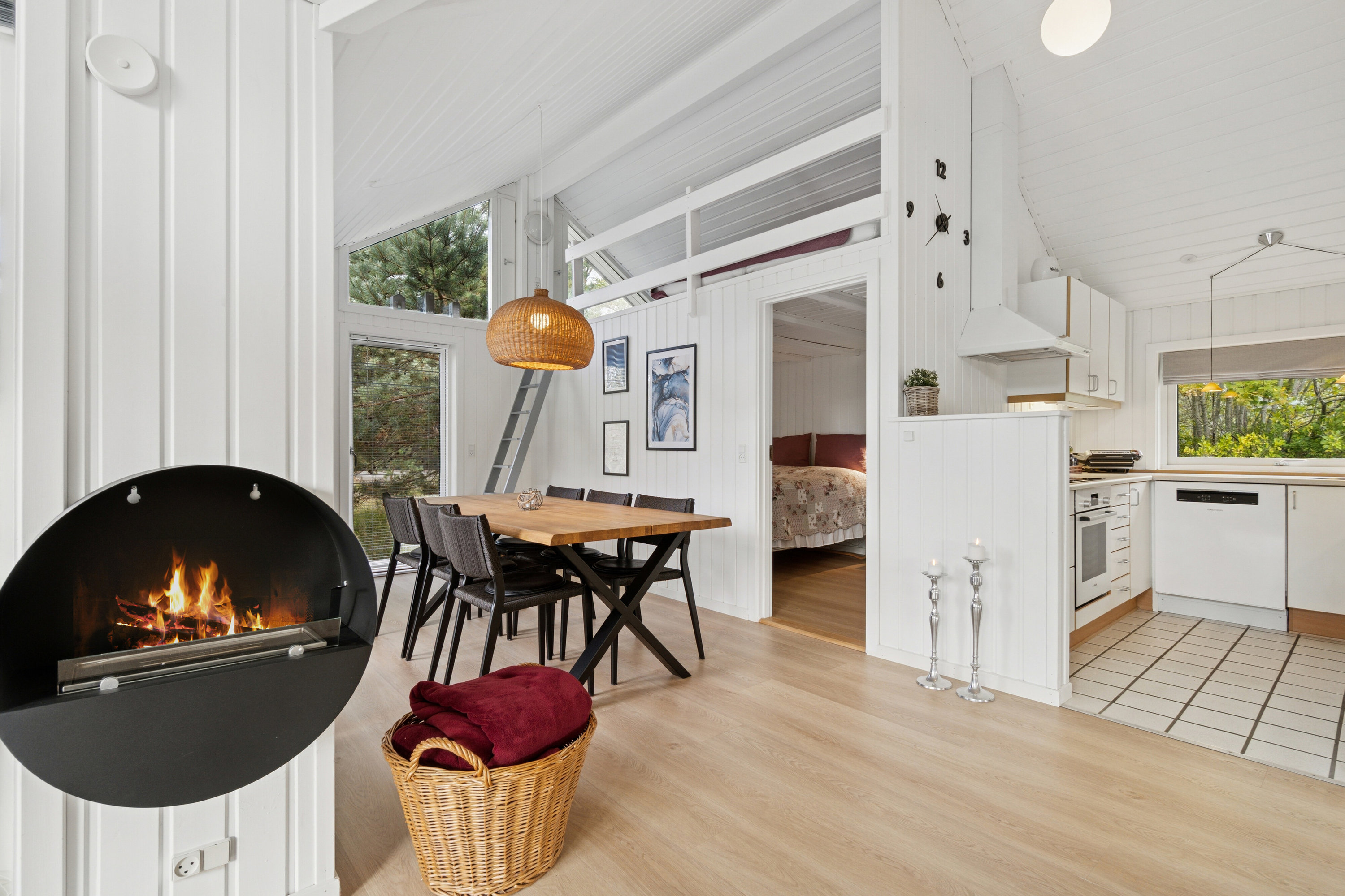 Fremhævet køkken billede i fuldskærmstilstand. Billede af Holsteroddevej 8, Sømarken, 3720 Aakirkeby