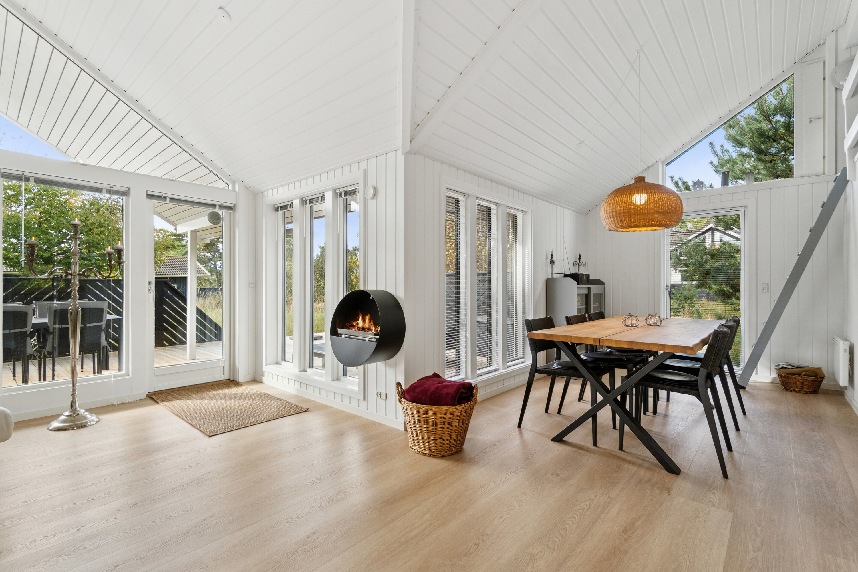 Fremhævet spisestue billede i fuldskærmstilstand. Billede af Holsteroddevej 8, Sømarken, 3720 Aakirkeby