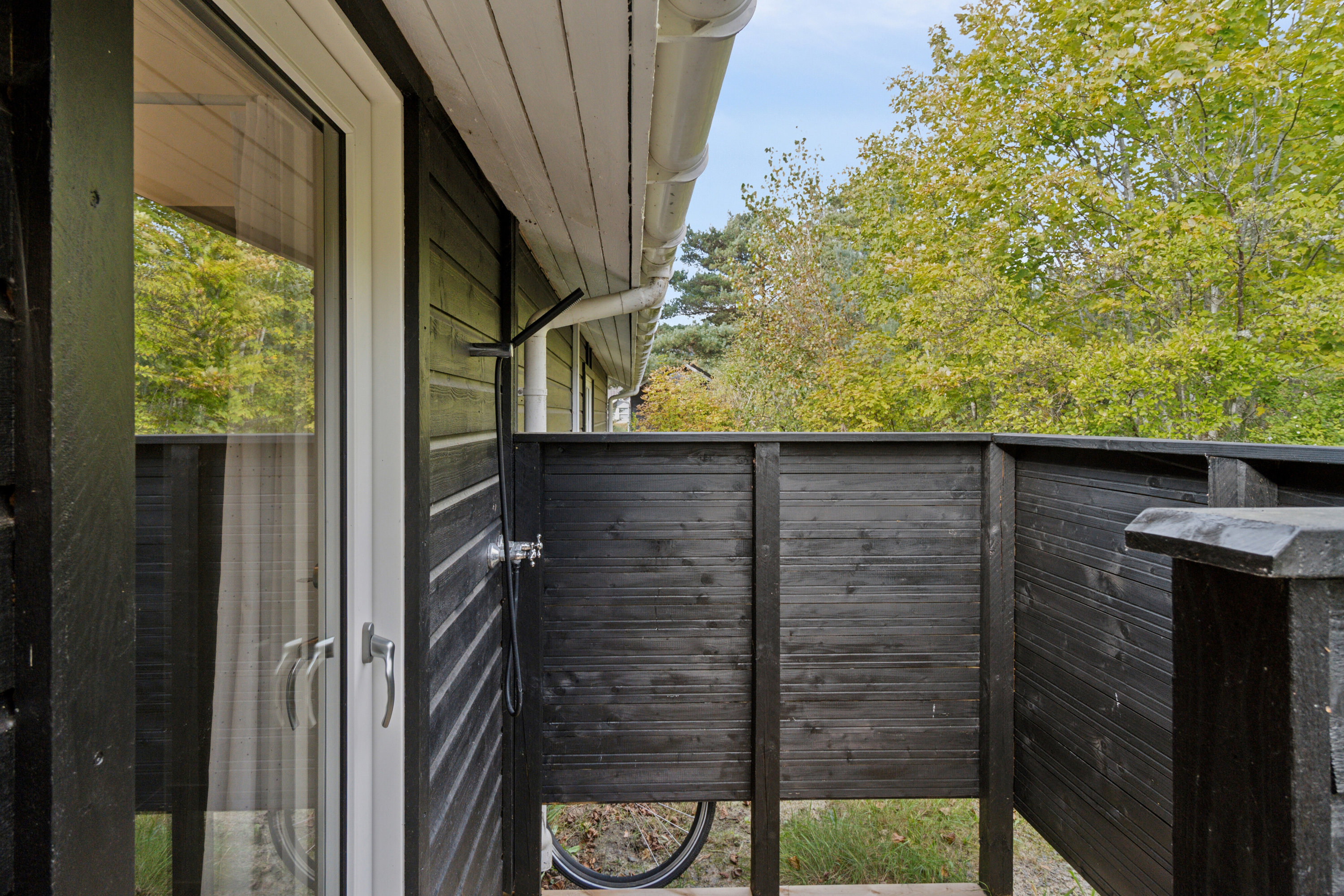 Fremhævet udendørs billede i fuldskærmstilstand. Billede af Holsteroddevej 8, Sømarken, 3720 Aakirkeby