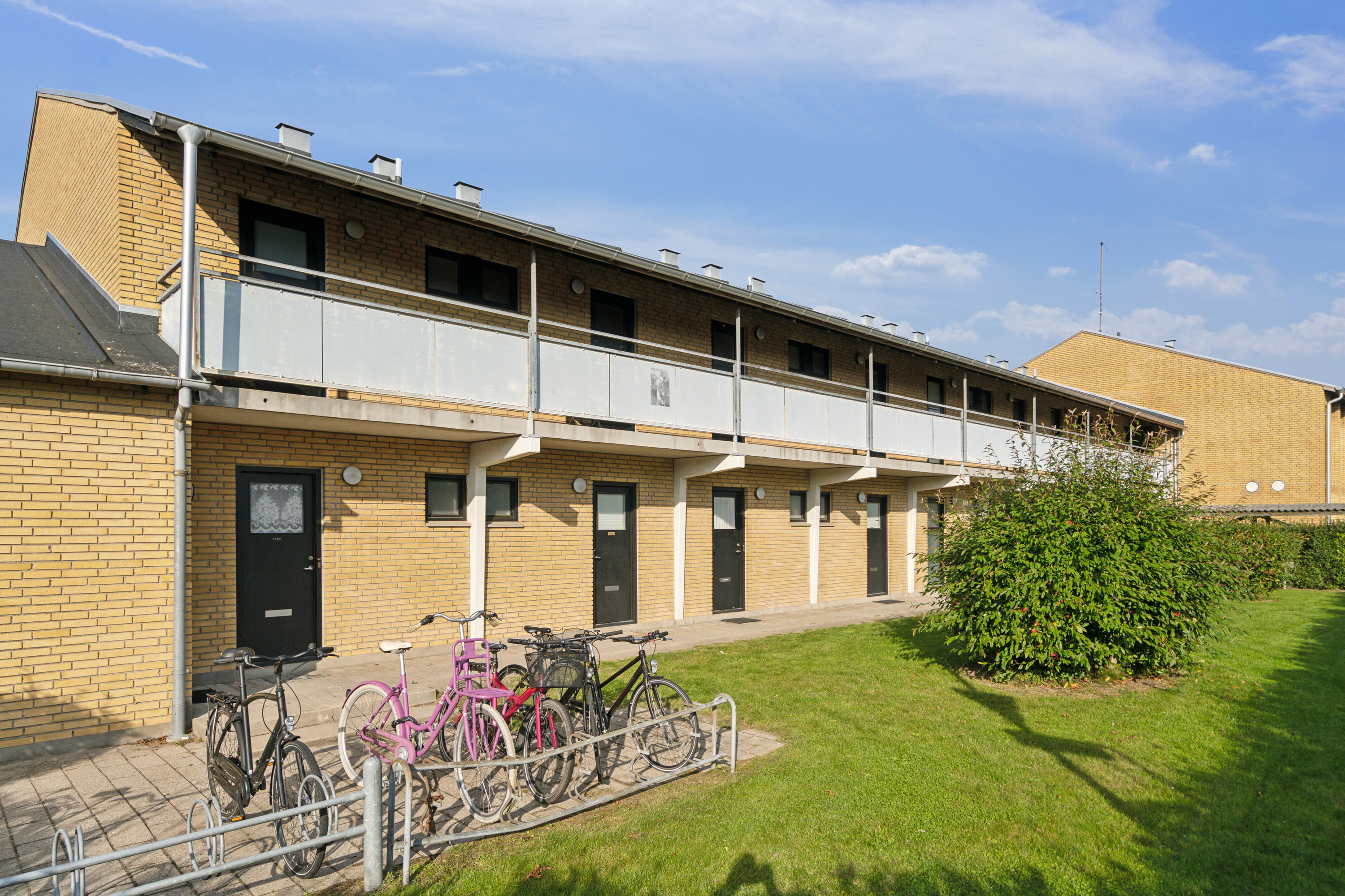 Fremhævet gårdmiljø billede i fuldskærmstilstand. Billede af Hverringevej 1, 1. 17., 5230 Odense M