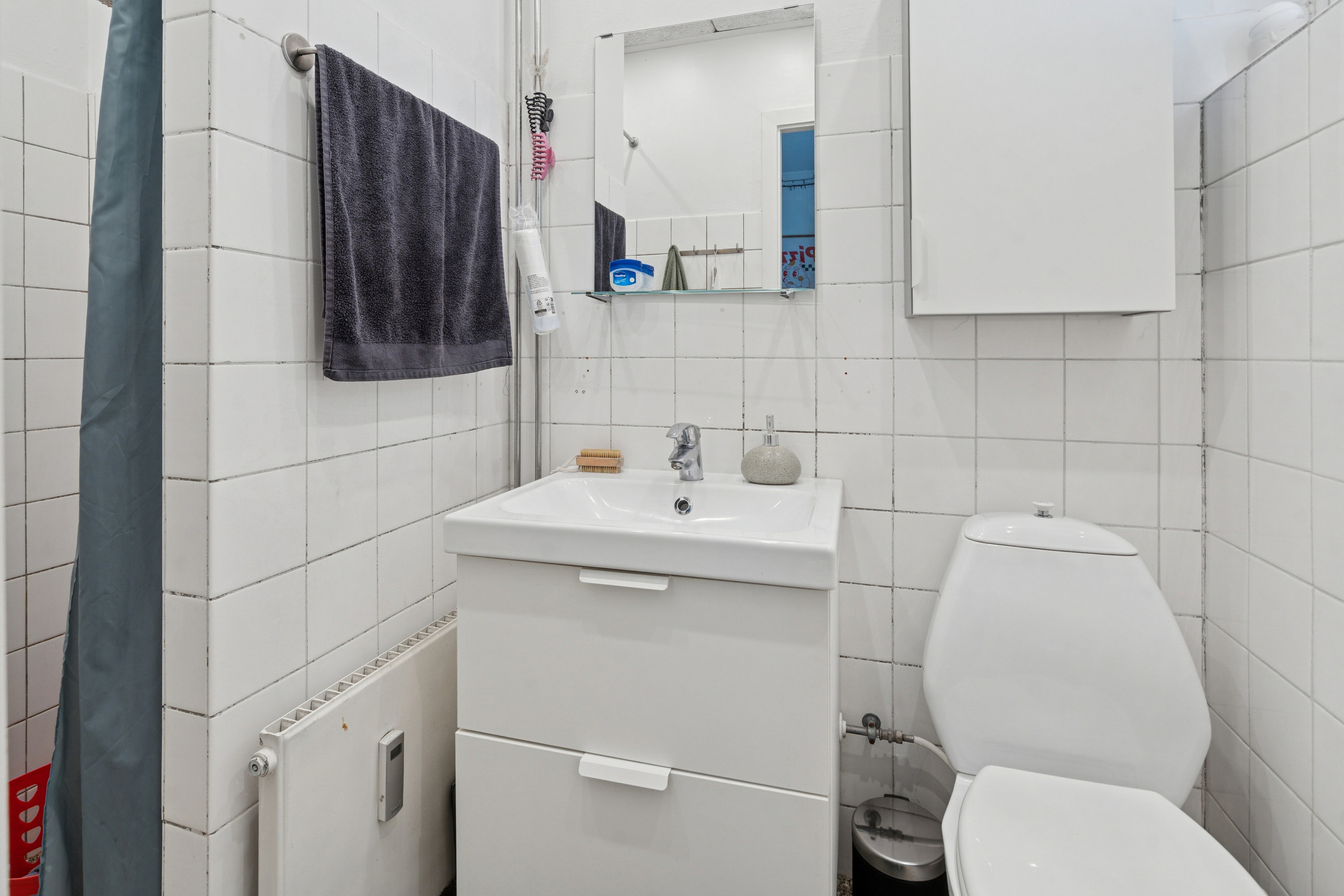 Fremhævet badeværelse billede i fuldskærmstilstand. Billede af Hverringevej 1, 1. 17., 5230 Odense M