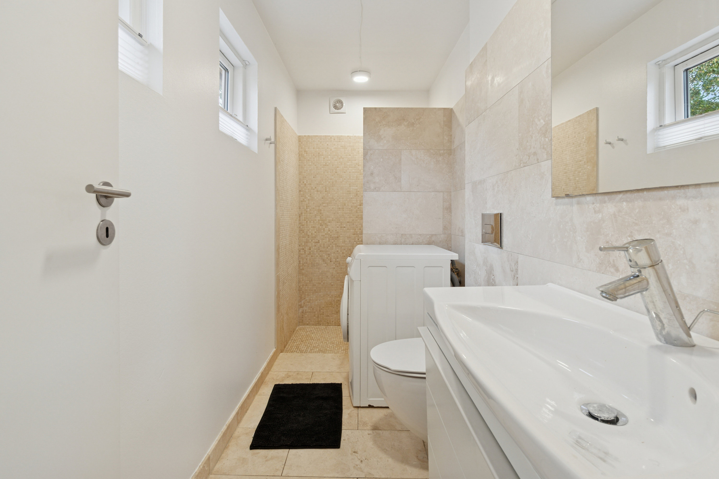 Fremhævet toilet billede i fuldskærmstilstand. Billede af Pilegårdsvejen 13, Poulsker, 3730 Nexø