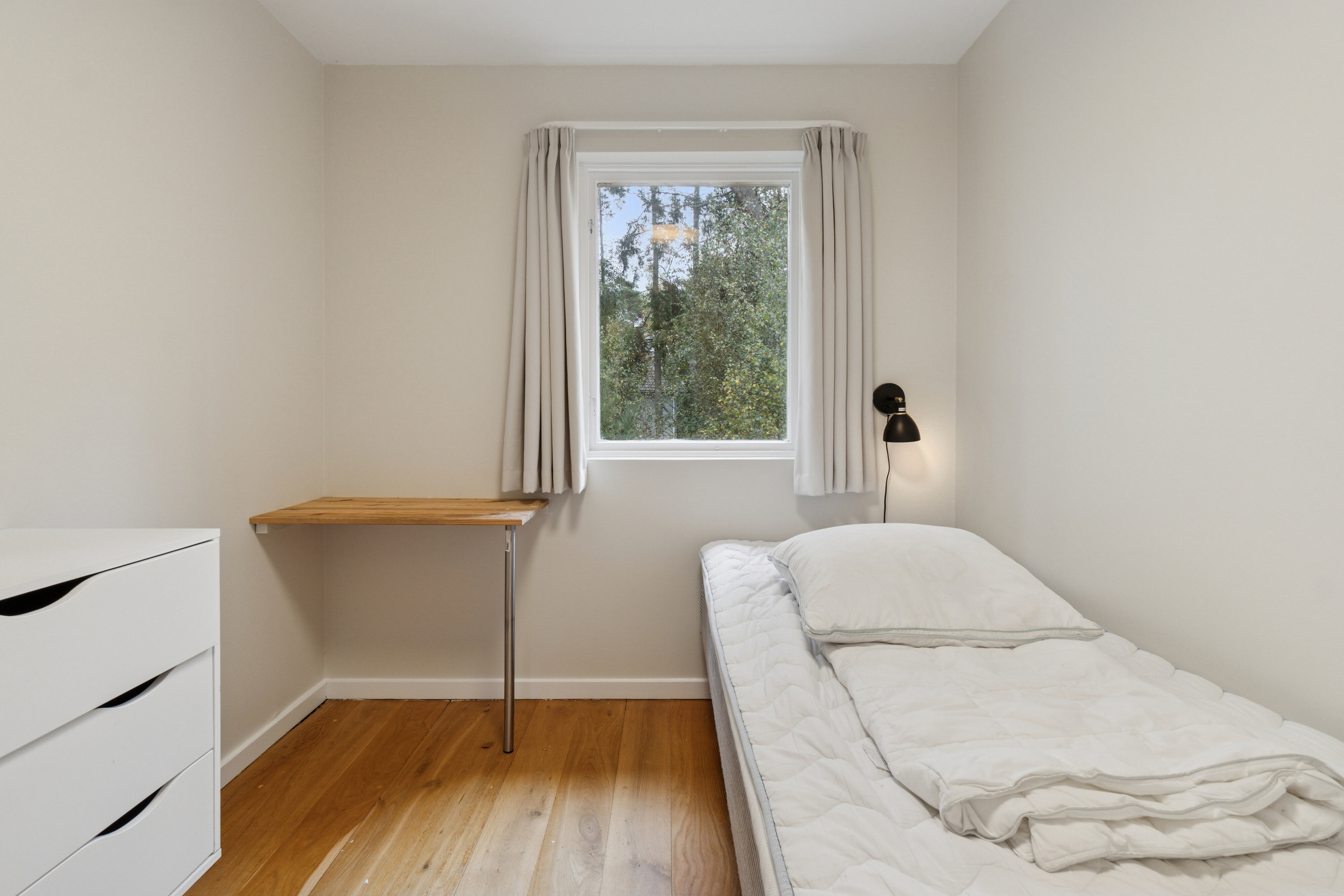 Fremhævet soveværelse billede i fuldskærmstilstand. Billede af Pilegårdsvejen 13, Poulsker, 3730 Nexø