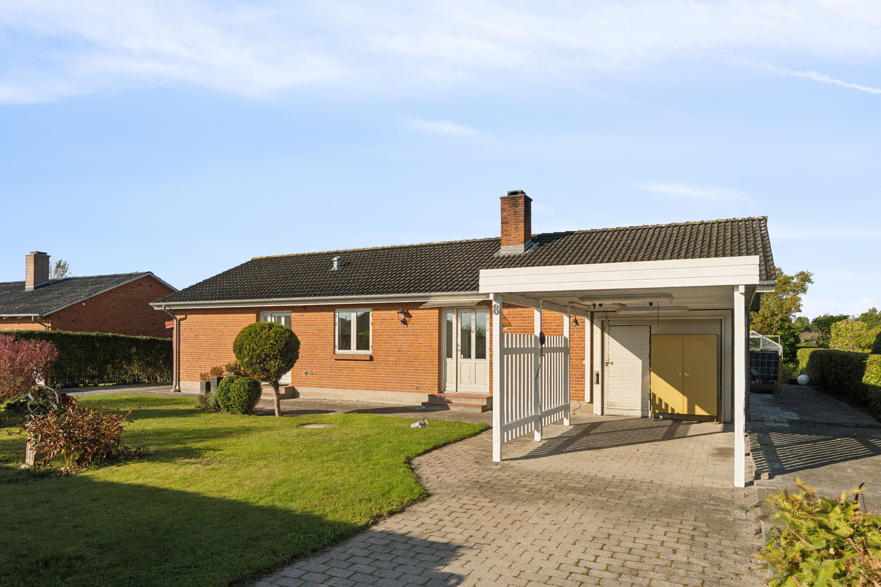 Villa: Set fra vejen på Lindevej 8, 4262 Sandved