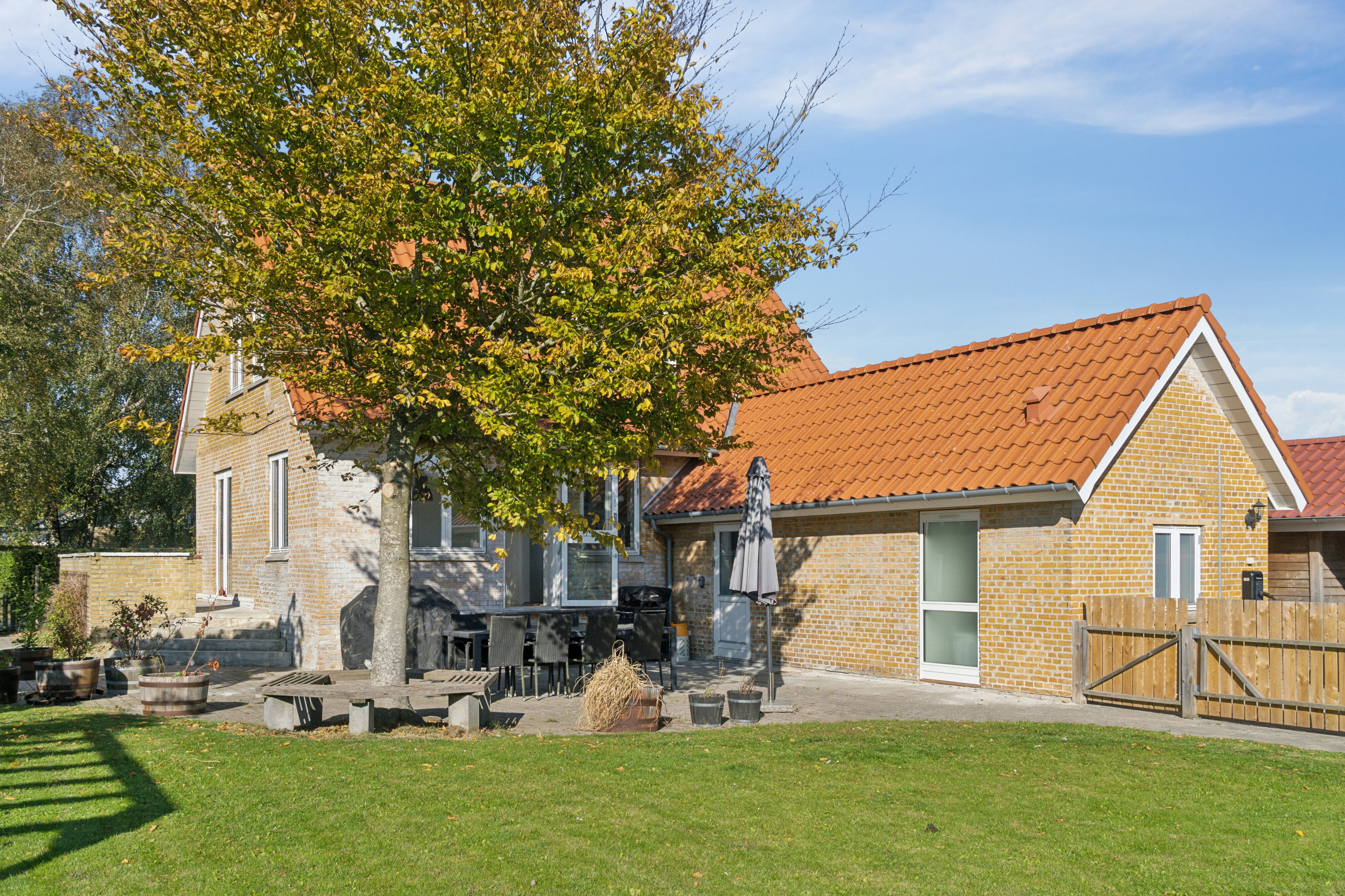 Fremhævet set fra haven billede i fuldskærmstilstand. Billede af Toftevej 6, 4270 Høng