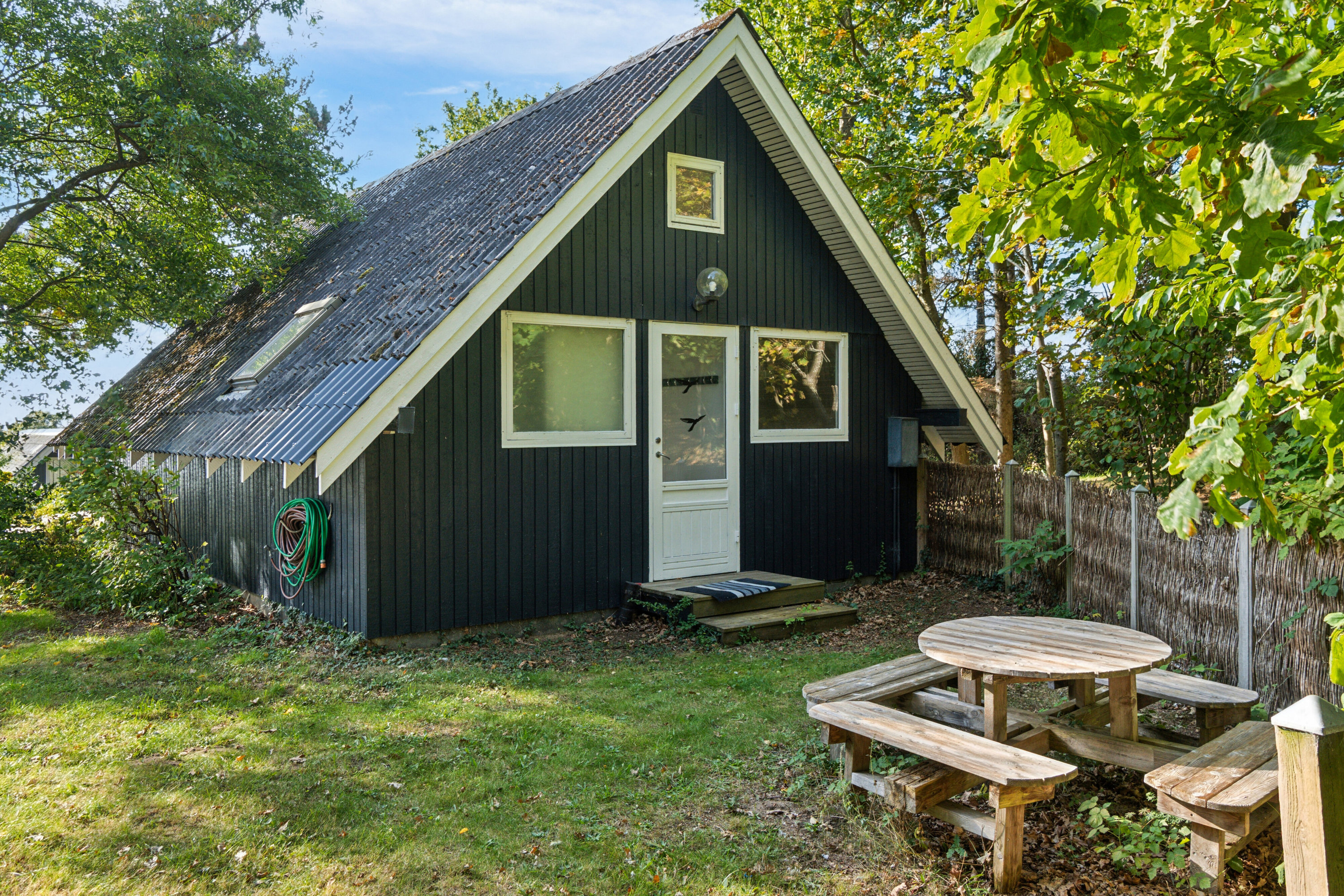 Fremhævet set fra haven billede i fuldskærmstilstand. Billede af Ulstrup Sønderstrand 14, 4400 Kalundborg