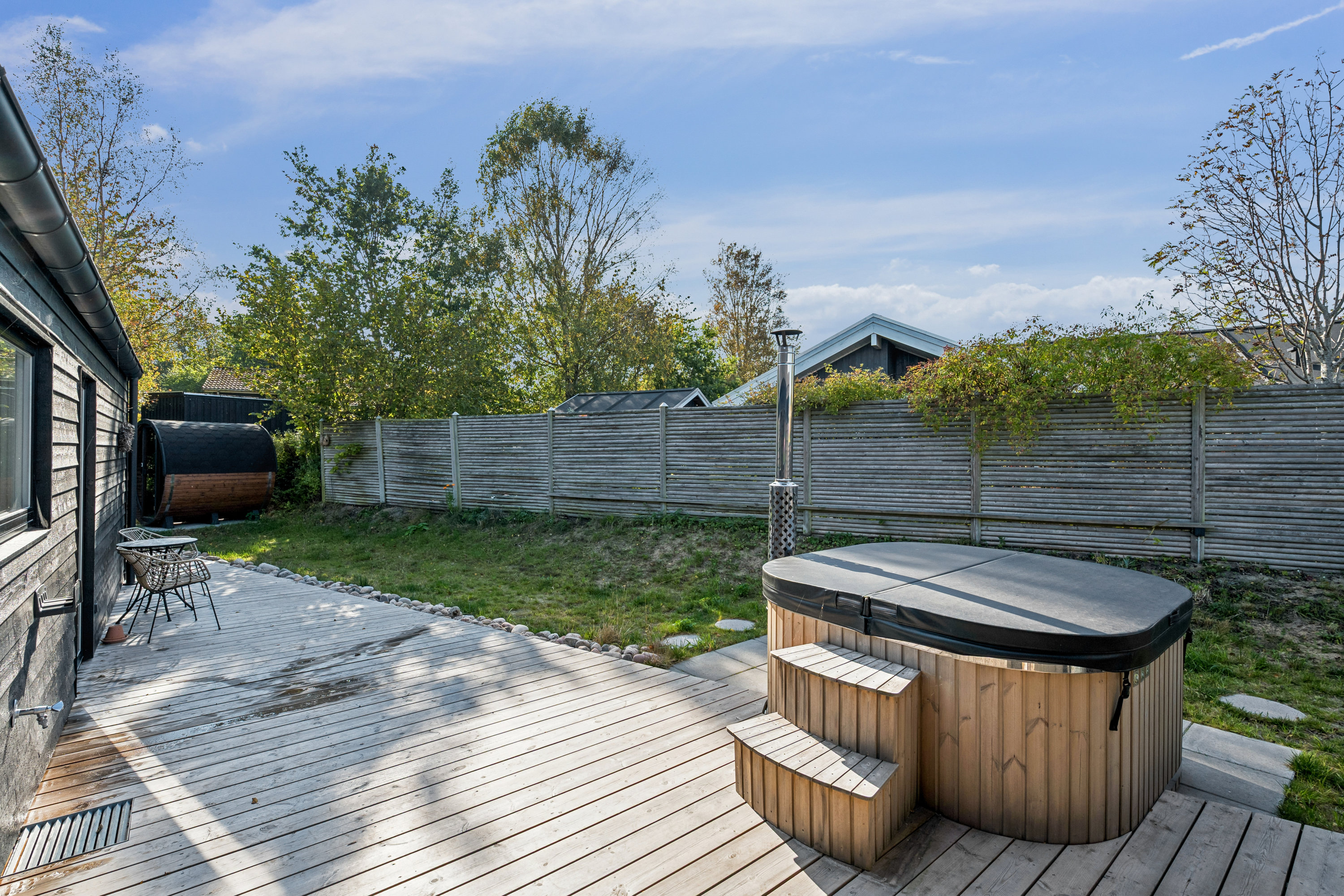 Fremhævet terrasse billede i fuldskærmstilstand. Billede af Metholmvej 26, Begtrup Vig, 8420 Knebel