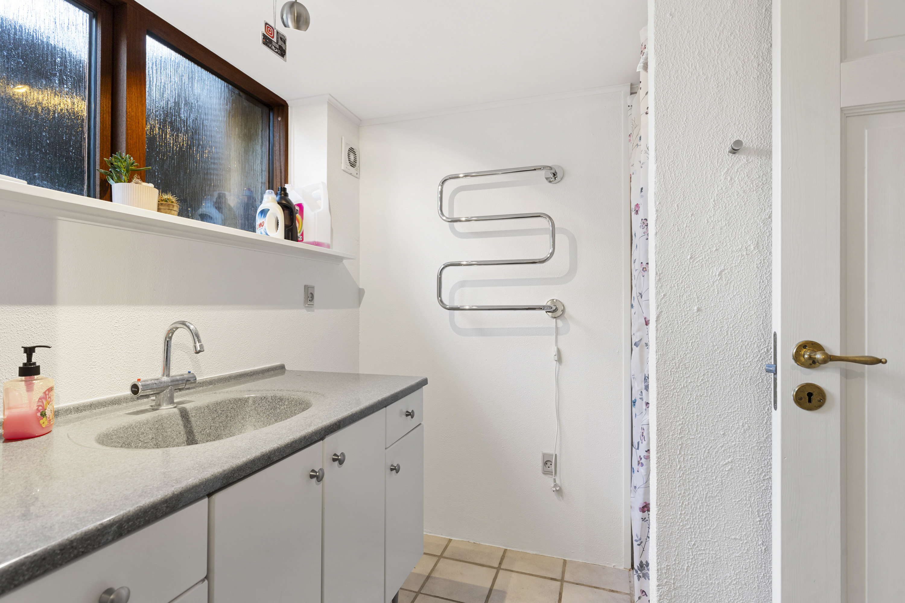 Fremhævet badeværelse billede i fuldskærmstilstand. Billede af Grønnevej 22, 9600 Aars