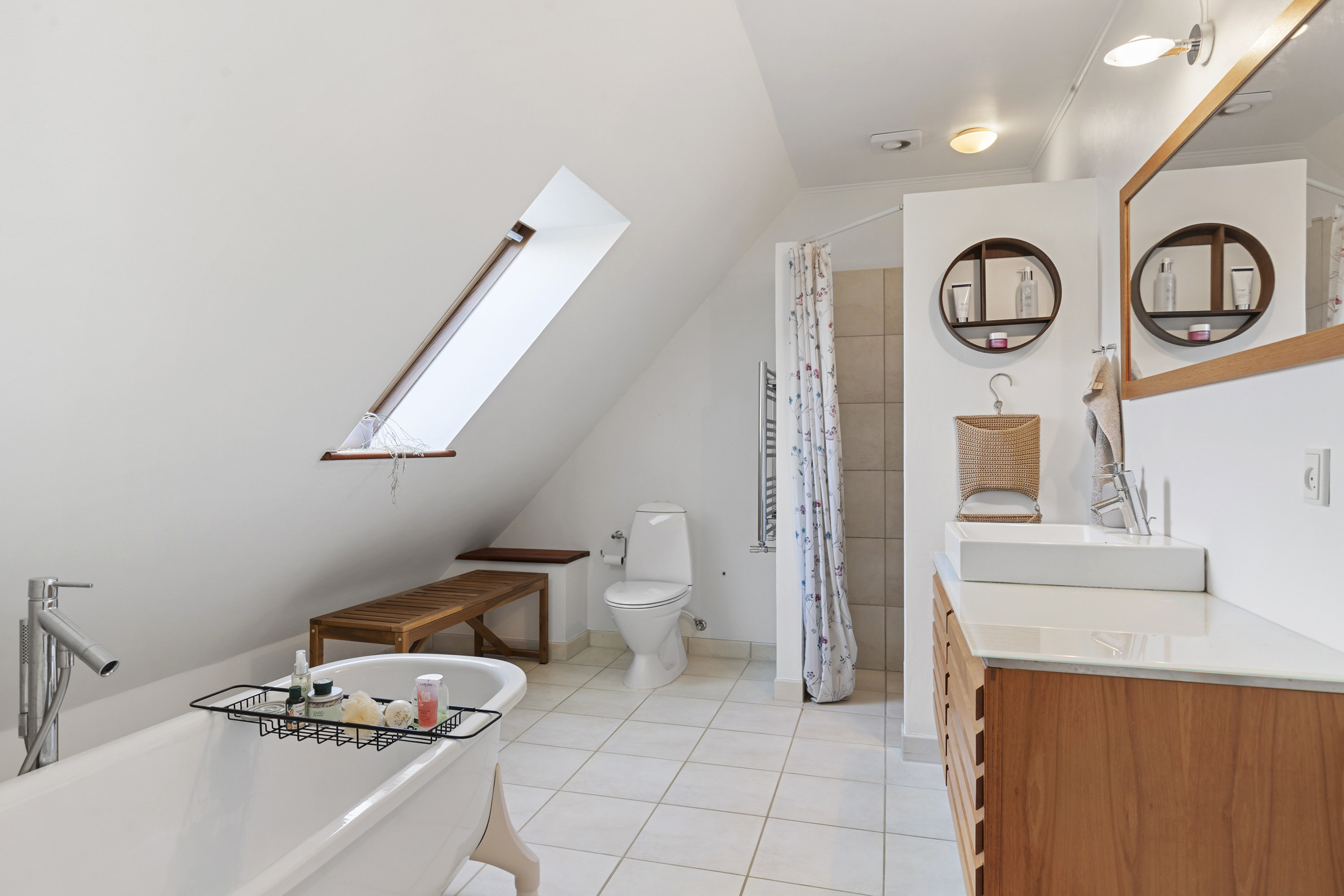 Fremhævet badeværelse billede i fuldskærmstilstand. Billede af Grønnevej 22, 9600 Aars