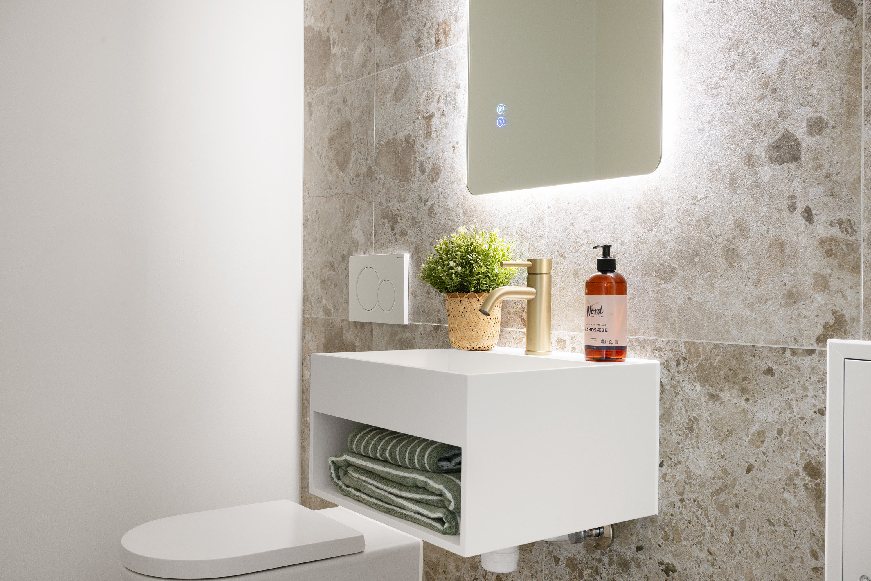 Fremhævet badeværelse billede i fuldskærmstilstand. Billede af Hørsholm Park 4, 3. th., 2970 Hørsholm