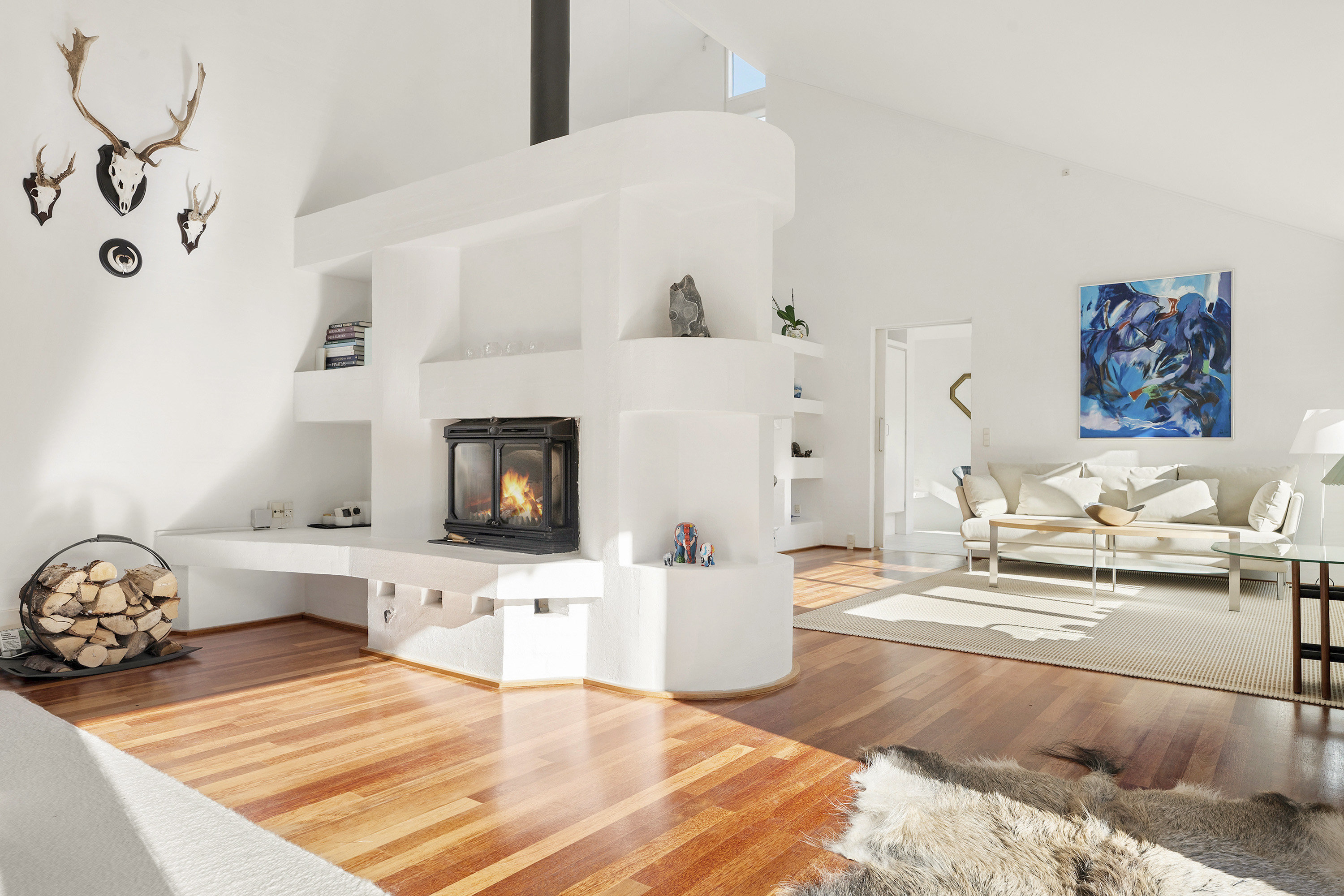 Fremhævet stue billede i fuldskærmstilstand. Billede af Rosenvej 18, Trørød, 2950 Vedbæk